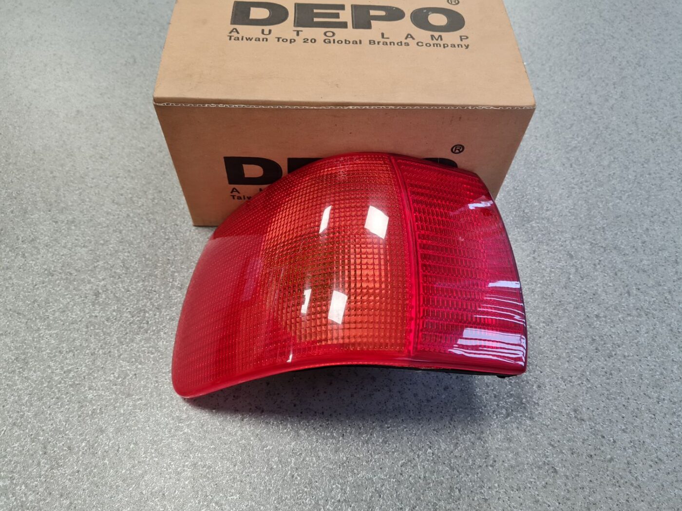 Aizmugurējais kreisais lukturis priekš 1 Aizmugurējais kreisais lukturis priekš