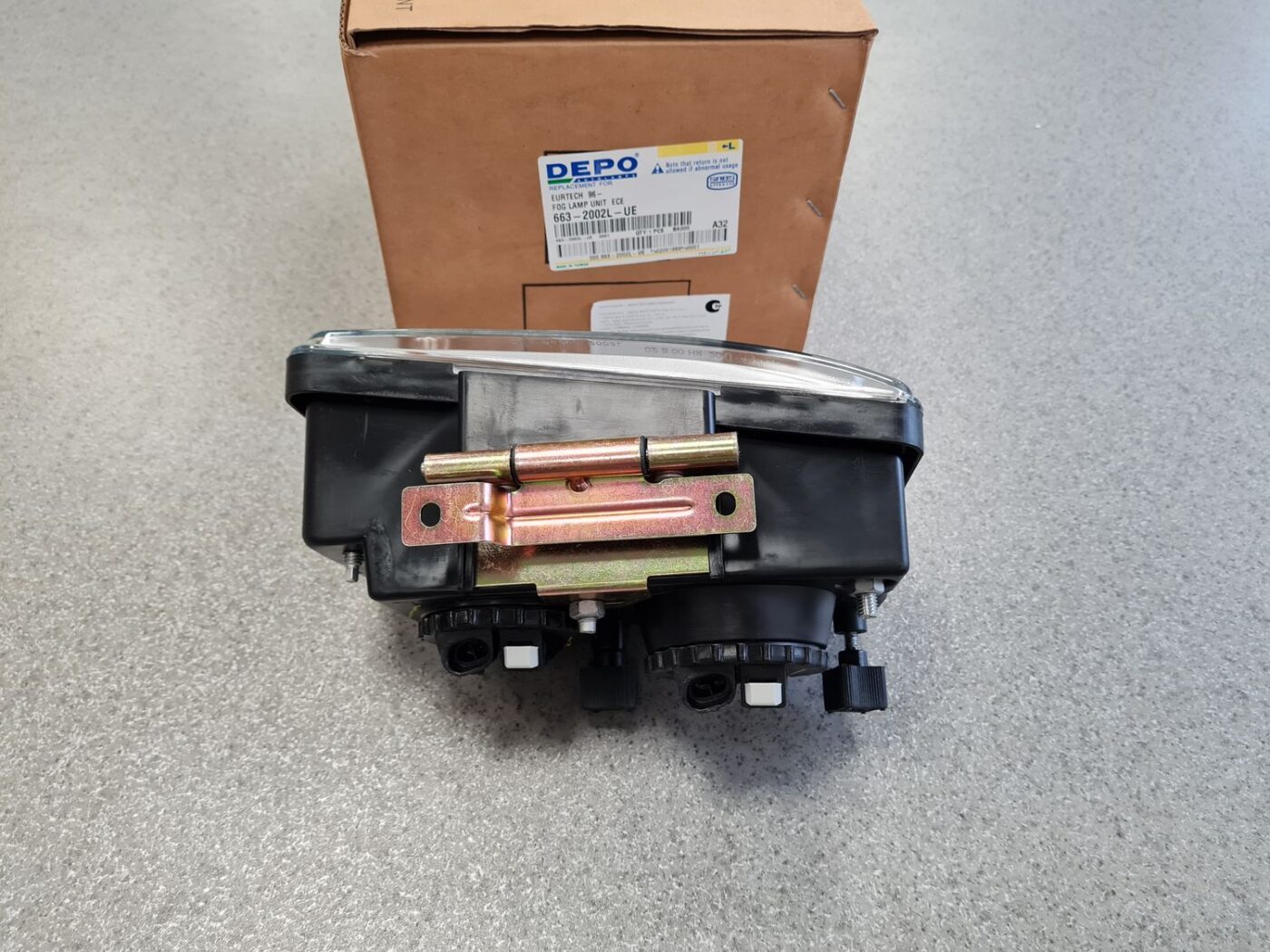 Miglas lukturis priekšā pa kreisi priekš 2 Miglas lukturis priekšā pa kreisi priekš