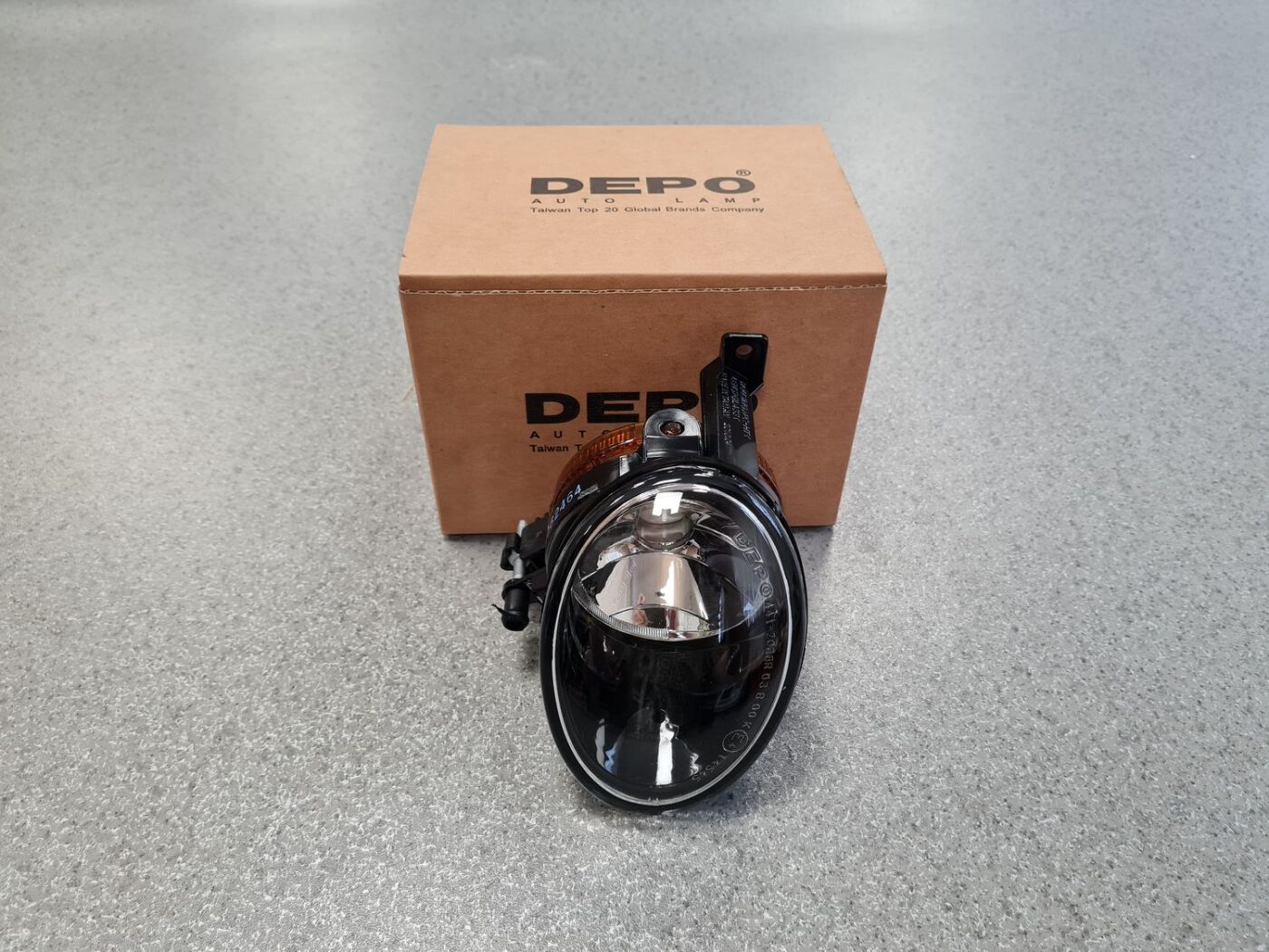 Miglas lukturis priekšā labajā pusē priekš 1 Miglas lukturis priekšā labajā pusē priekš