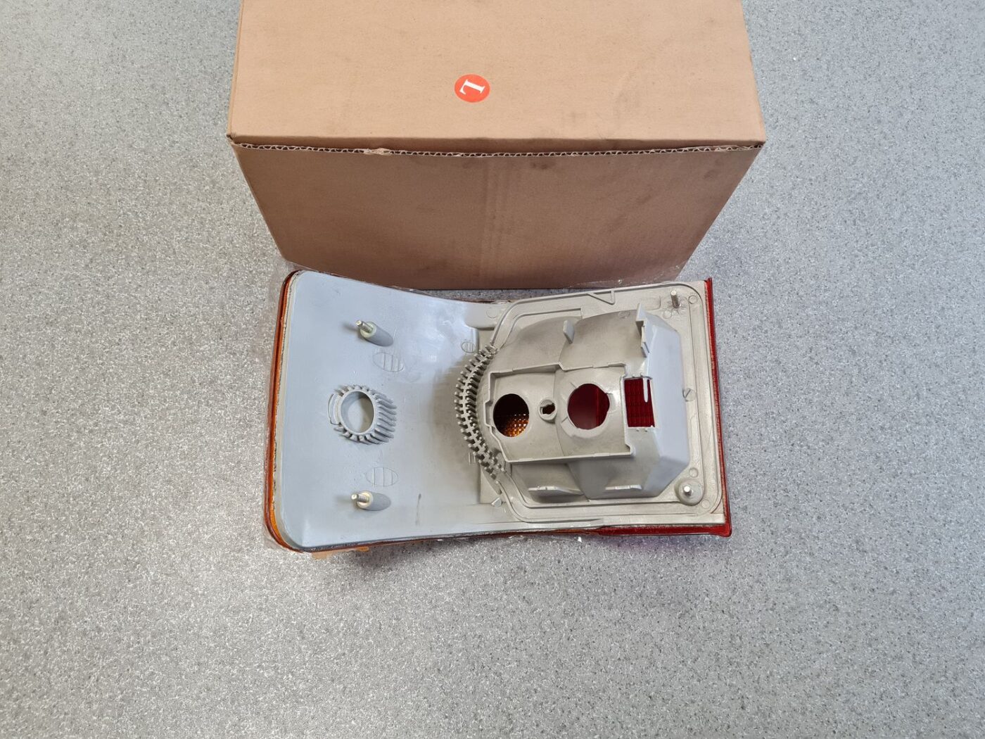 Aizmugurējais kreisais lukturis priekš 2 Aizmugurējais kreisais lukturis priekš