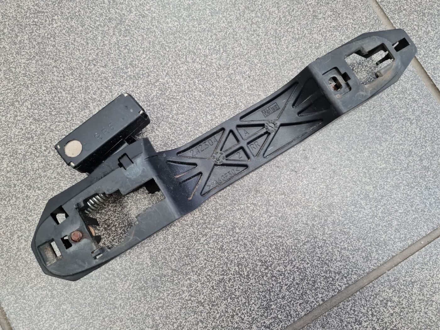 Durvju roktura iekšējais stiprinājums priekš TOYOTA COROLLA VERSO 2006 2 Durvju roktura iekšējais stiprinājums priekš TOYOTA COROLLA VERSO 2006