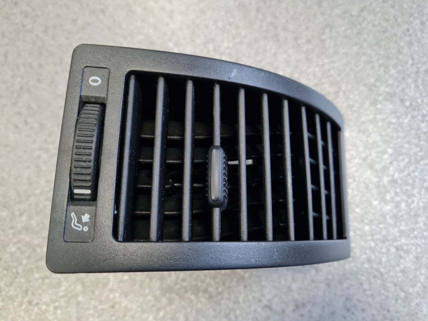 Mērinstrumentu paneļa gaisa vads, pa labi priekš VW POLO 2005 2 Mērinstrumentu paneļa gaisa vads, pa labi priekš VW POLO 2005