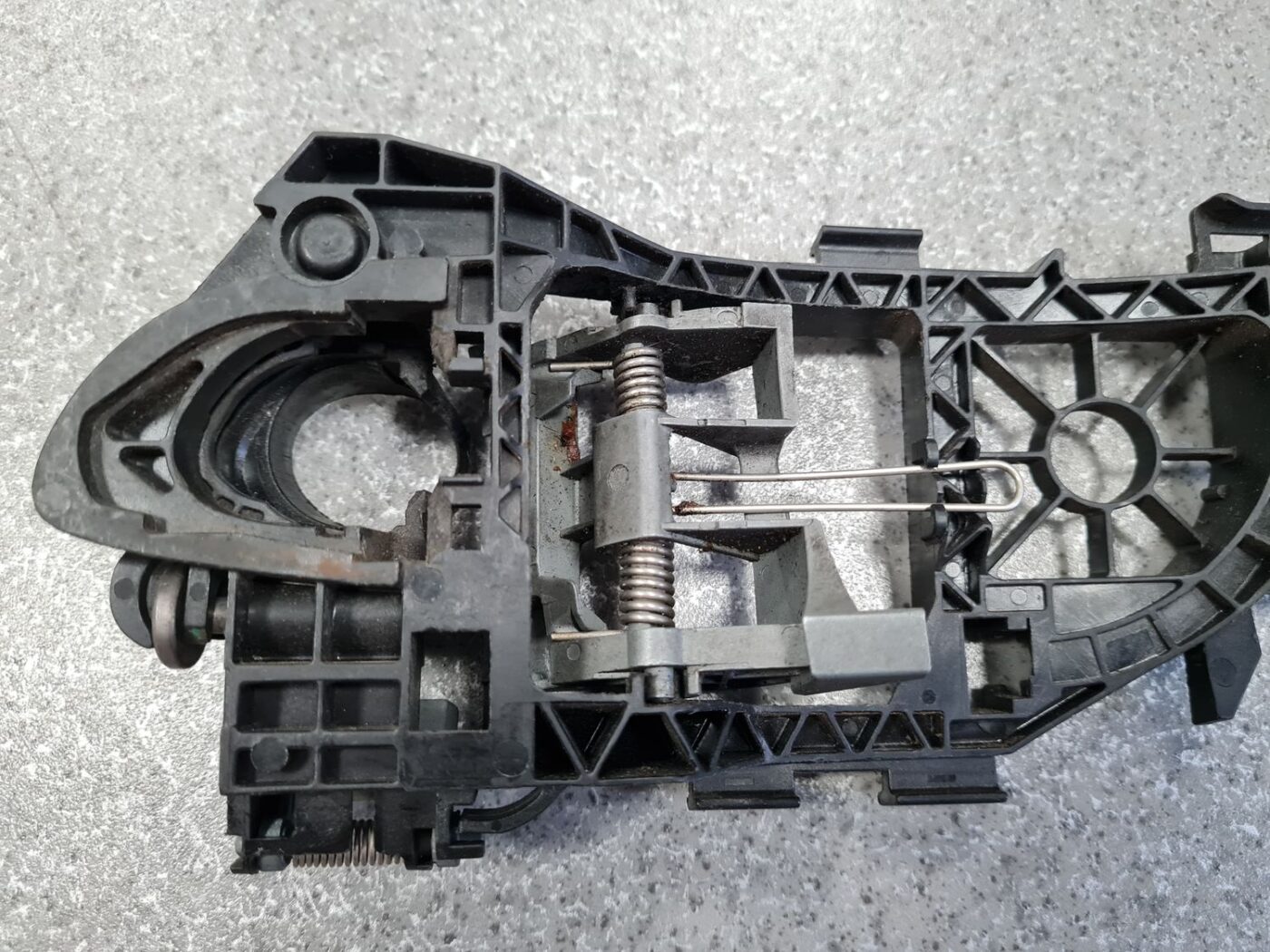 Durvju roktura iekšējais stiprinājums priekš VW PASSAT B6 2008 ANGL. 8 Durvju roktura iekšējais stiprinājums priekš VW PASSAT B6 2008 ANGL.