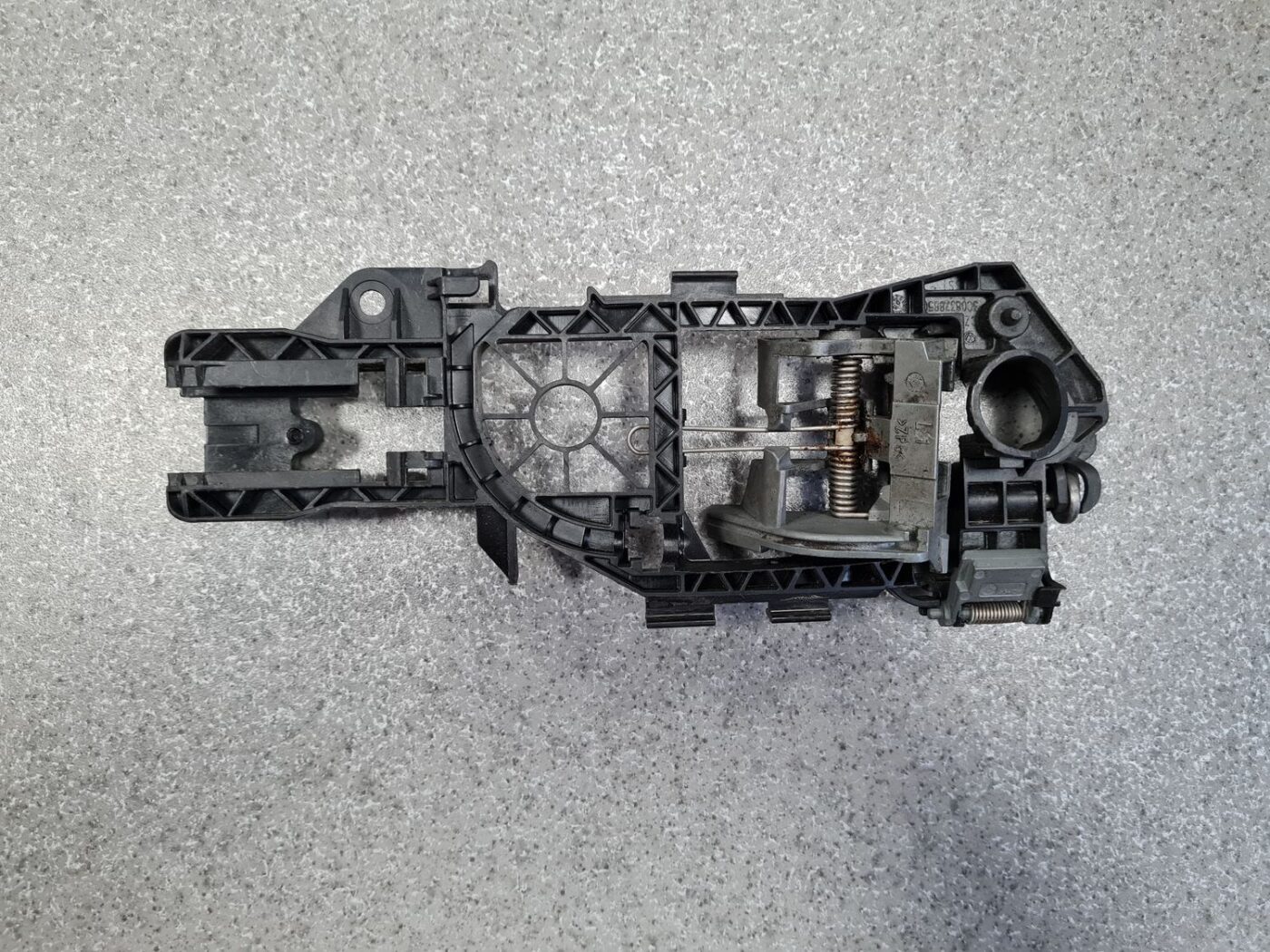 Durvju roktura iekšējais stiprinājums priekš VW PASSAT B6 2008 ANGL. 7 Durvju roktura iekšējais stiprinājums priekš VW PASSAT B6 2008 ANGL.