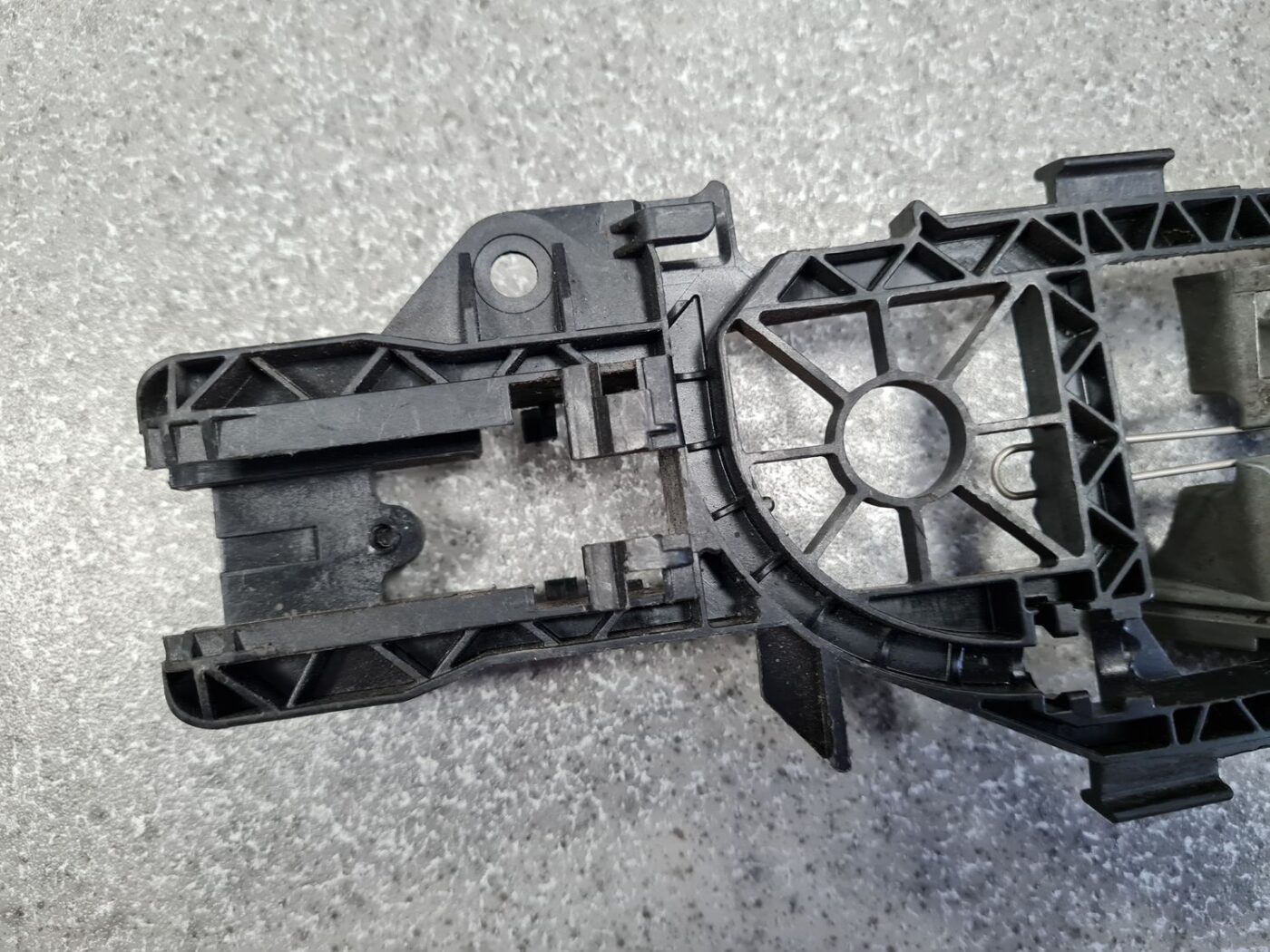 Durvju roktura iekšējais stiprinājums priekš VW PASSAT B6 2008 ANGL. 6 Durvju roktura iekšējais stiprinājums priekš VW PASSAT B6 2008 ANGL.