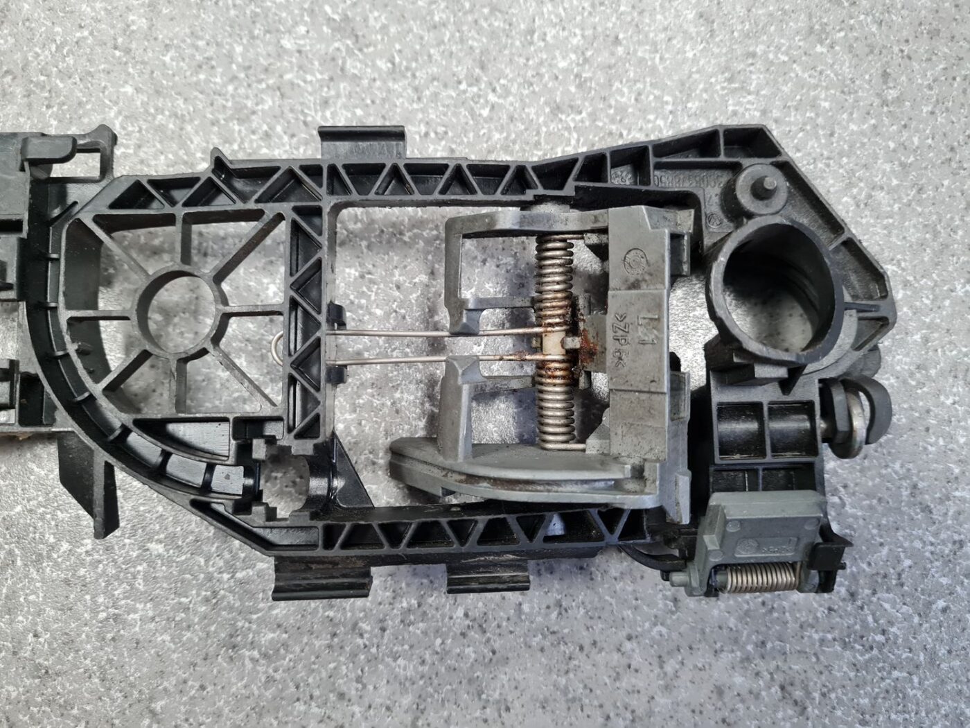 Durvju roktura iekšējais stiprinājums priekš VW PASSAT B6 2008 ANGL. 5 Durvju roktura iekšējais stiprinājums priekš VW PASSAT B6 2008 ANGL.