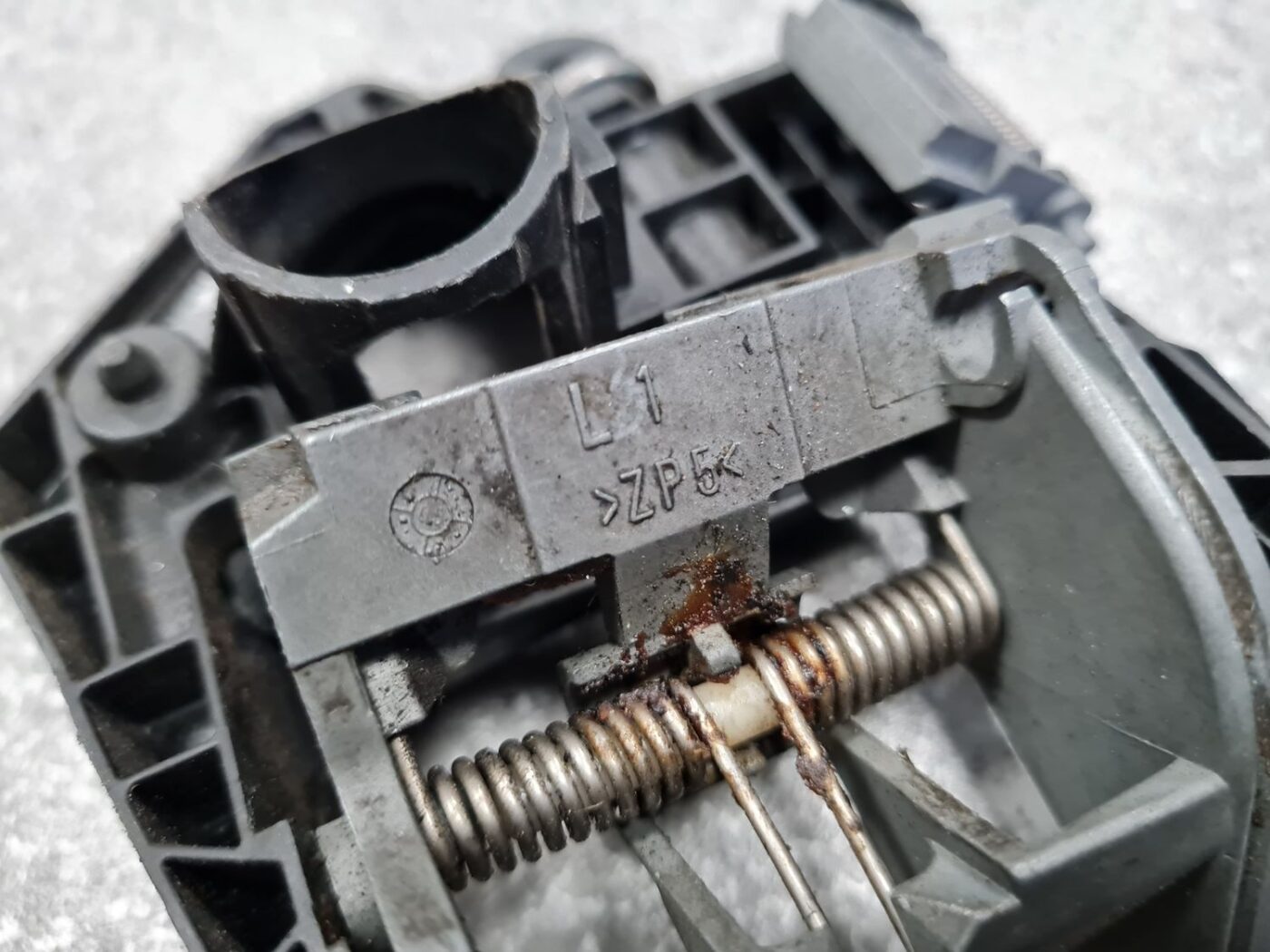 Durvju roktura iekšējais stiprinājums priekš VW PASSAT B6 2008 ANGL. 4 Durvju roktura iekšējais stiprinājums priekš VW PASSAT B6 2008 ANGL.