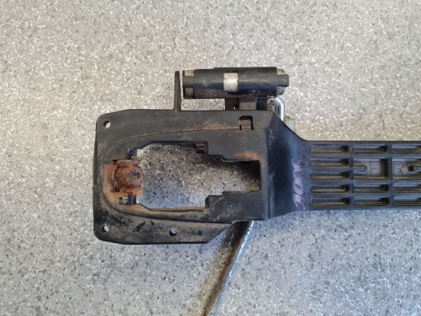 Durvju roktura iekšējais stiprinājums priekš TOYOTA RAV 4 2006 10 Durvju roktura iekšējais stiprinājums priekš TOYOTA RAV 4 2006