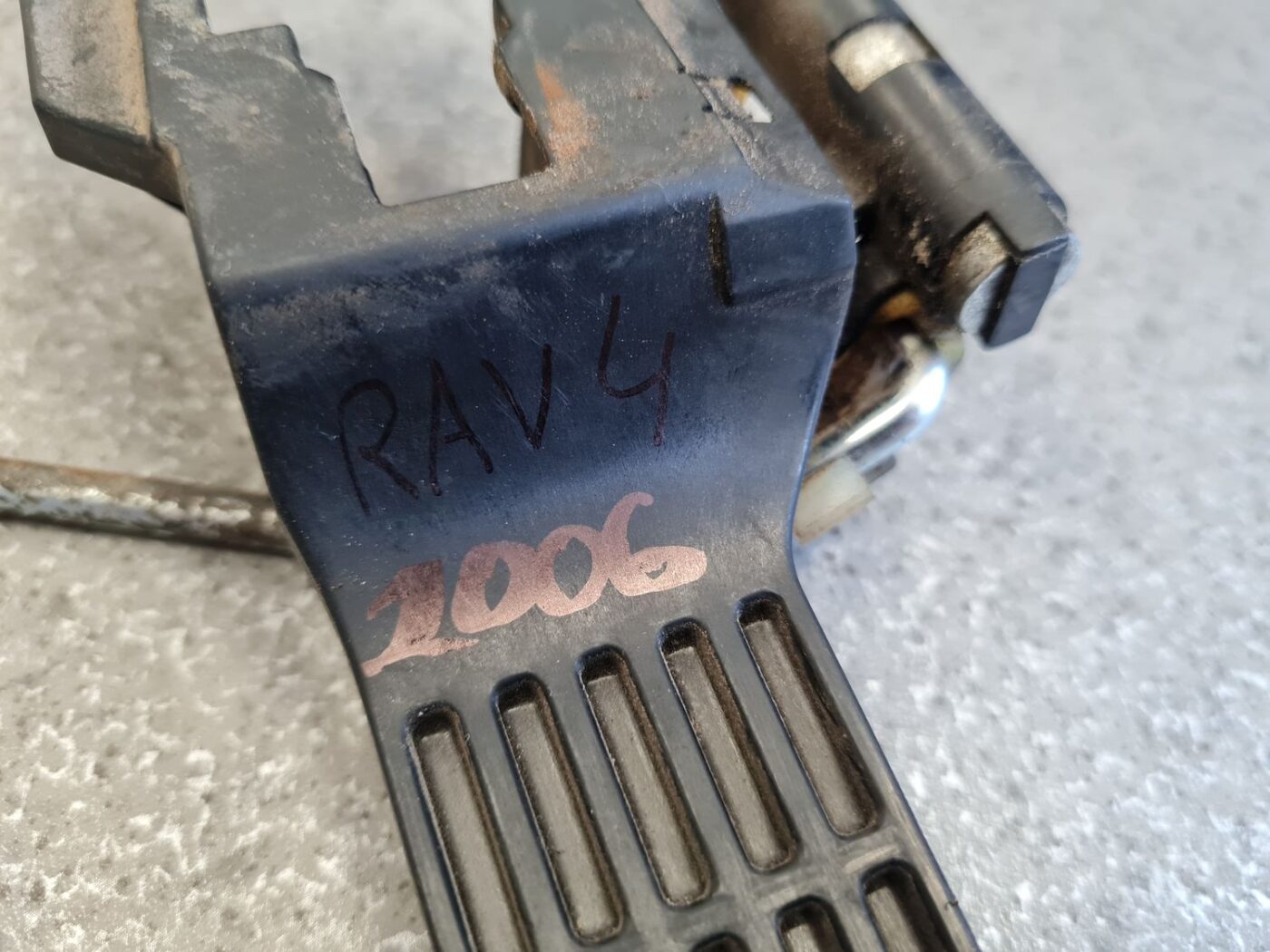 Durvju roktura iekšējais stiprinājums priekš TOYOTA RAV 4 2006 7 Durvju roktura iekšējais stiprinājums priekš TOYOTA RAV 4 2006