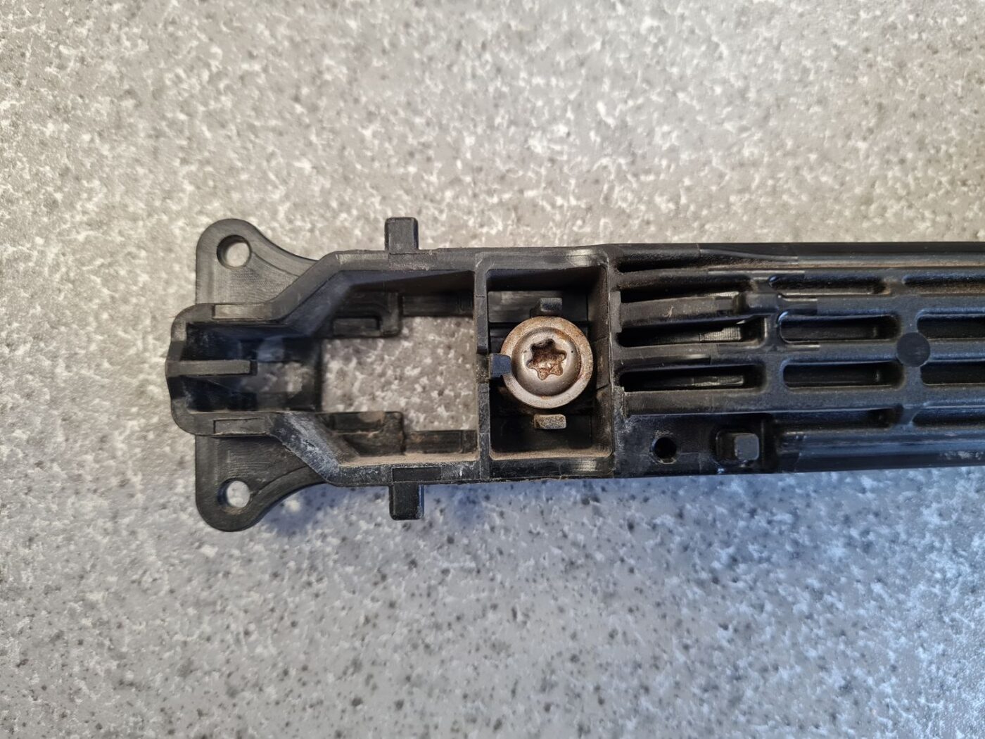 Durvju roktura iekšējais stiprinājums priekš TOYOTA RAV 4 2006 5 Durvju roktura iekšējais stiprinājums priekš TOYOTA RAV 4 2006