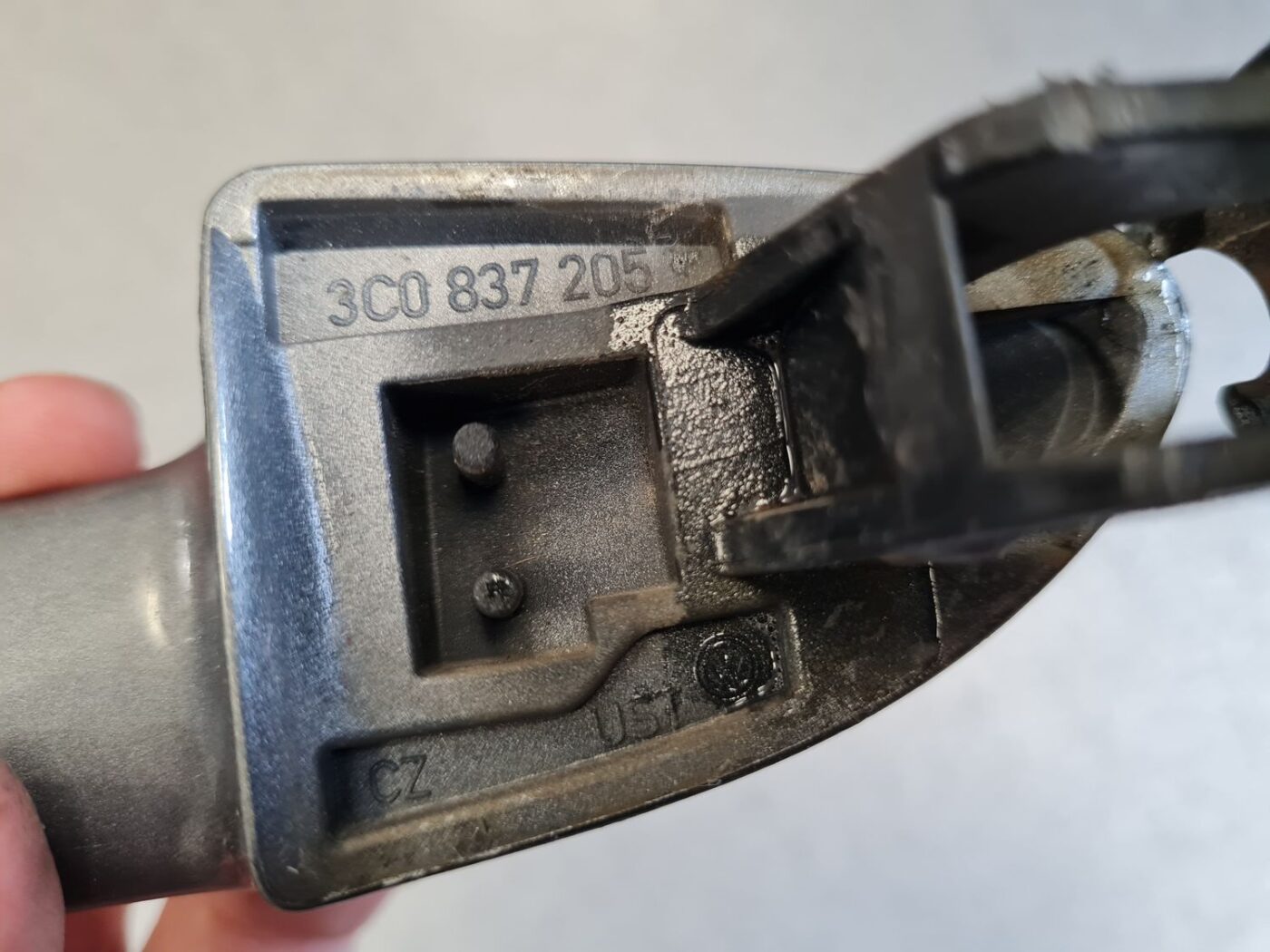 Priekšējāis kreisais durvju rokturis priekš VW PASSAT B6 2008 ANGL. 3 Priekšējāis kreisais durvju rokturis priekš VW PASSAT B6 2008 ANGL.