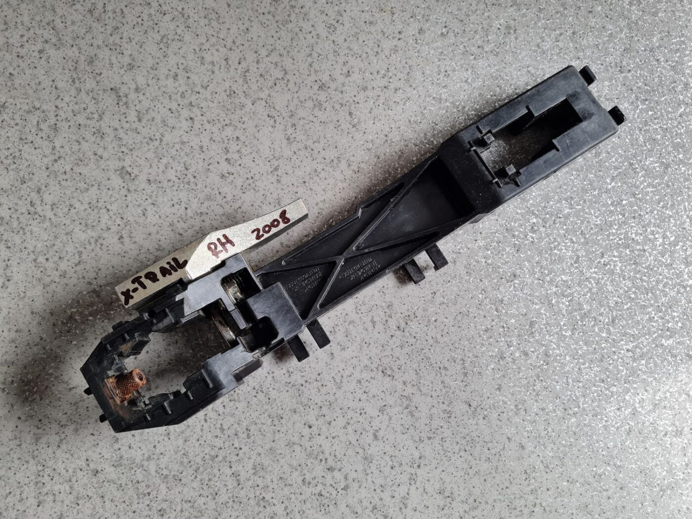 Durvju roktura iekšējais stiprinājums priekš NISSAN X-TRAIL 2008 2 Durvju roktura iekšējais stiprinājums priekš NISSAN X-TRAIL 2008