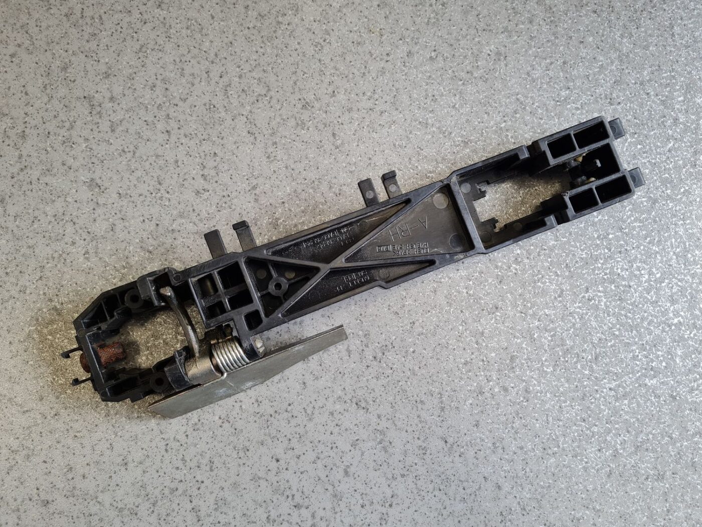 Durvju roktura iekšējais stiprinājums priekš NISSAN X-TRAIL 2008 5 Durvju roktura iekšējais stiprinājums priekš NISSAN X-TRAIL 2008