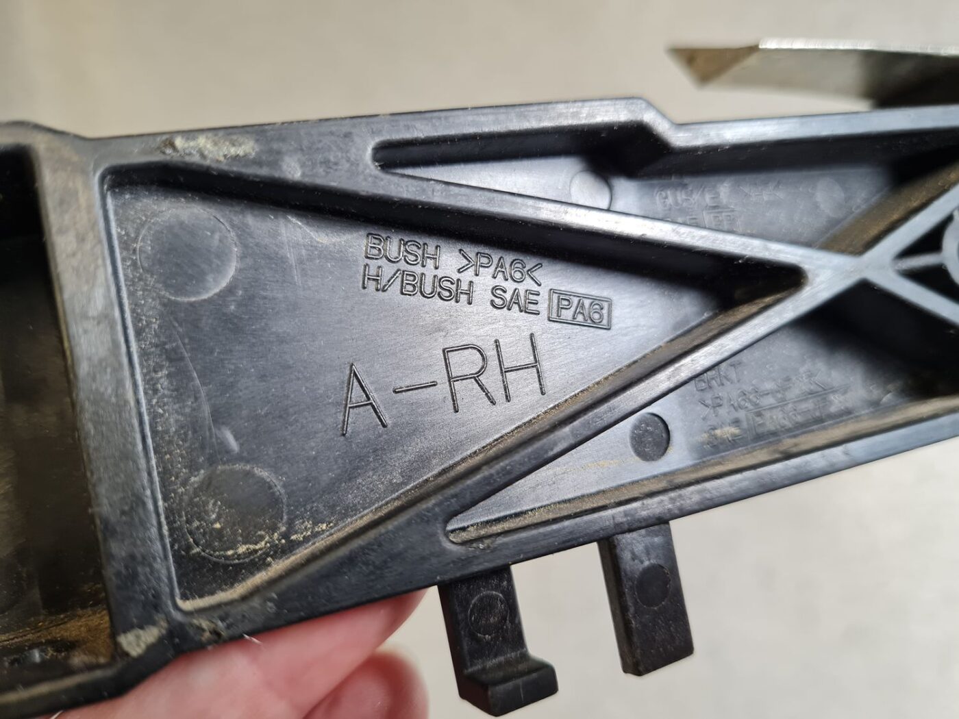 Durvju roktura iekšējais stiprinājums priekš NISSAN X-TRAIL 2008 4 Durvju roktura iekšējais stiprinājums priekš NISSAN X-TRAIL 2008