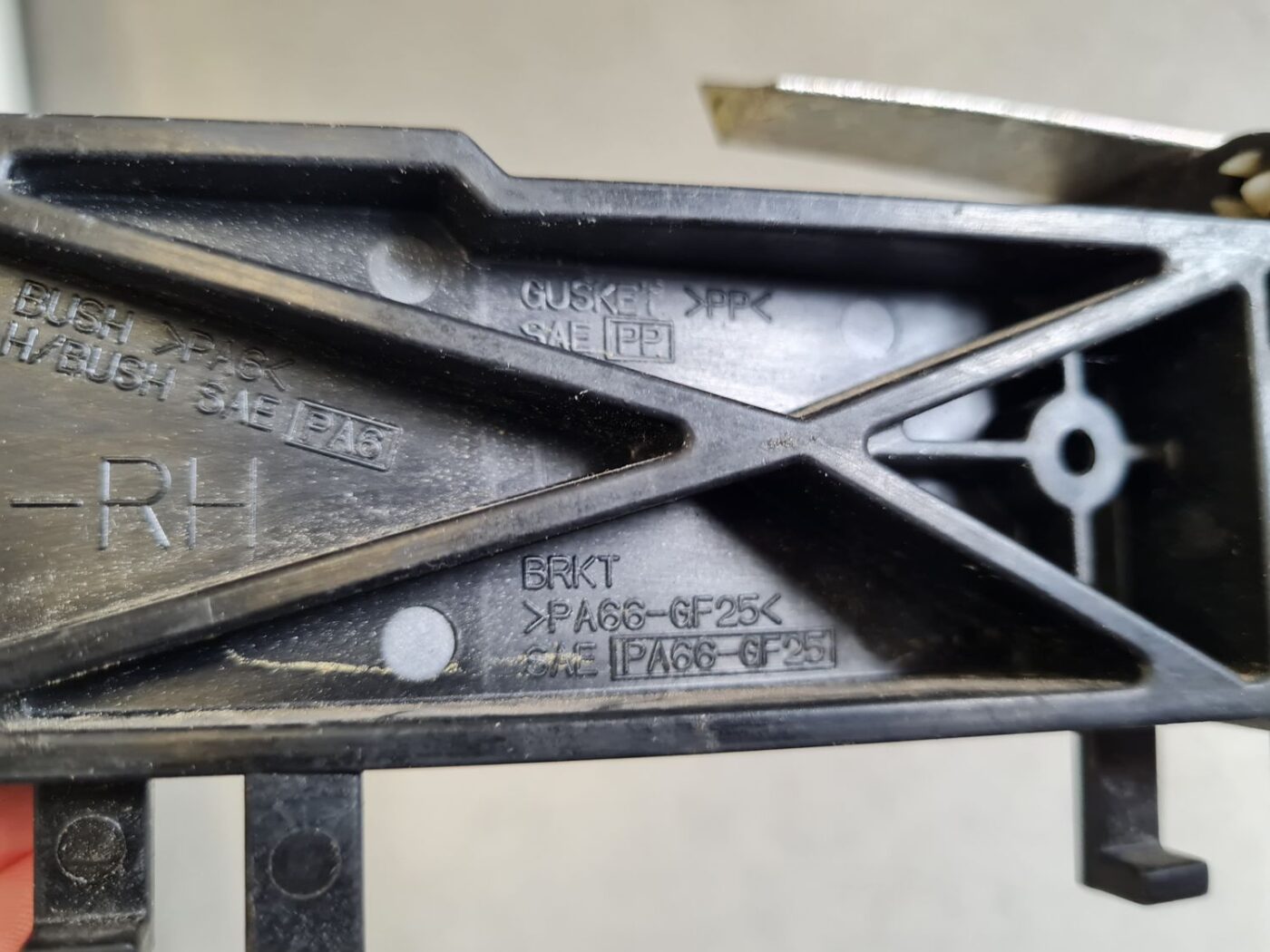 Durvju roktura iekšējais stiprinājums priekš NISSAN X-TRAIL 2008 3 Durvju roktura iekšējais stiprinājums priekš NISSAN X-TRAIL 2008