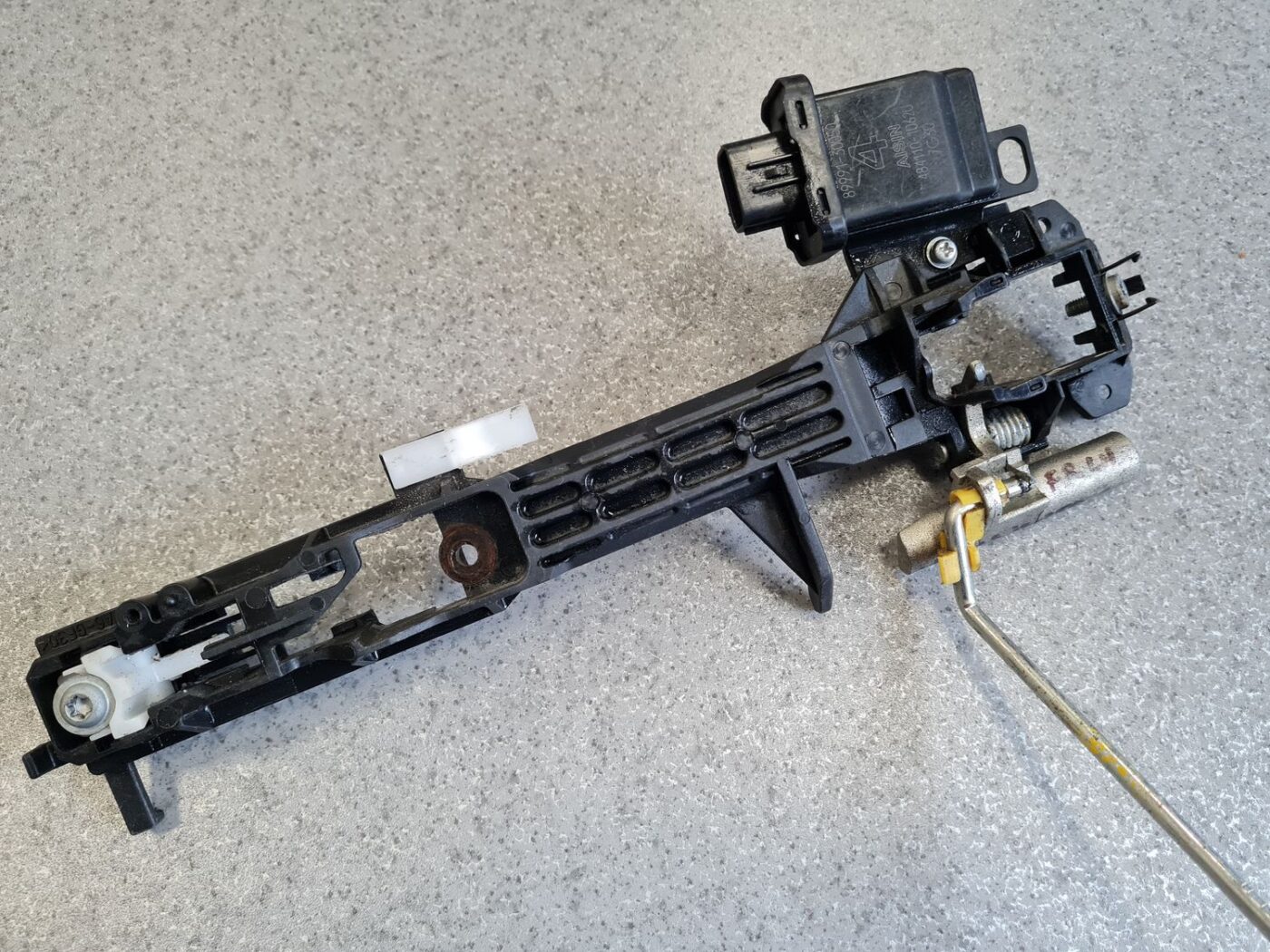 Durvju roktura iekšējais stiprinājums priekš LEXUS IS250 2007 2 Durvju roktura iekšējais stiprinājums priekš LEXUS IS250 2007