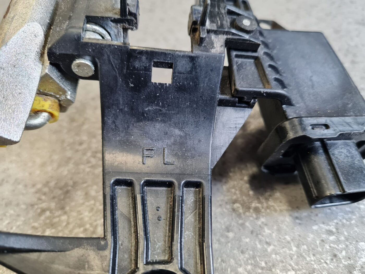 Durvju roktura iekšējais stiprinājums priekš LEXUS IS250 2007 6 Durvju roktura iekšējais stiprinājums priekš LEXUS IS250 2007