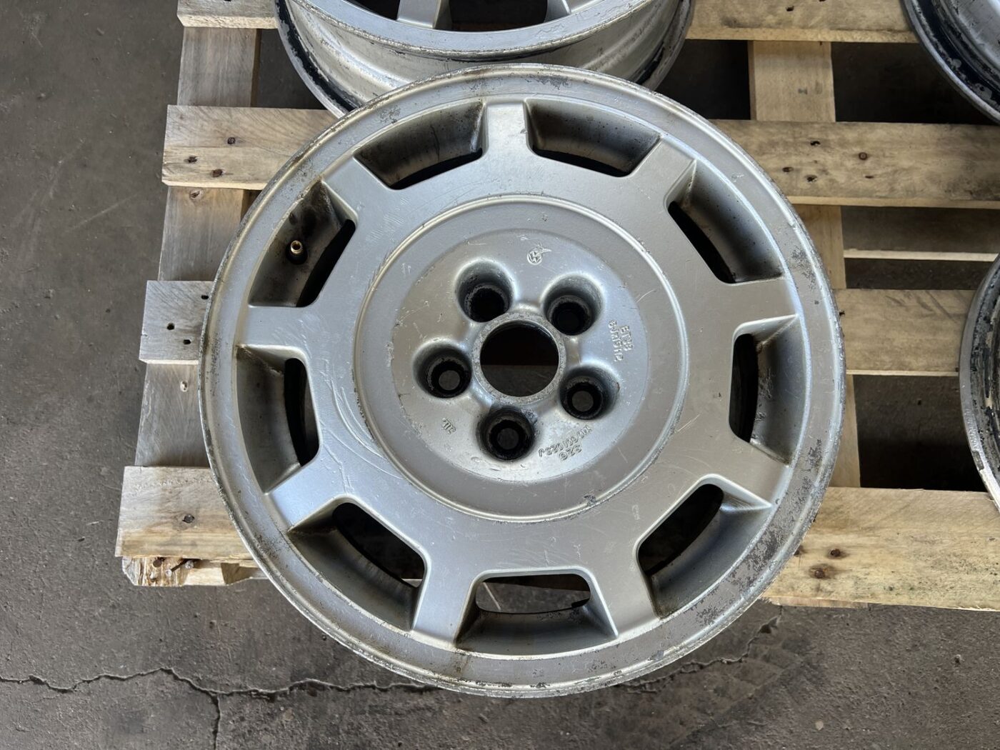 Lietie diski - vieglmetāla (kpl) priekš VW GOLF IV 1999 2 Lietie diski - vieglmetāla (kpl) priekš VW GOLF IV 1999