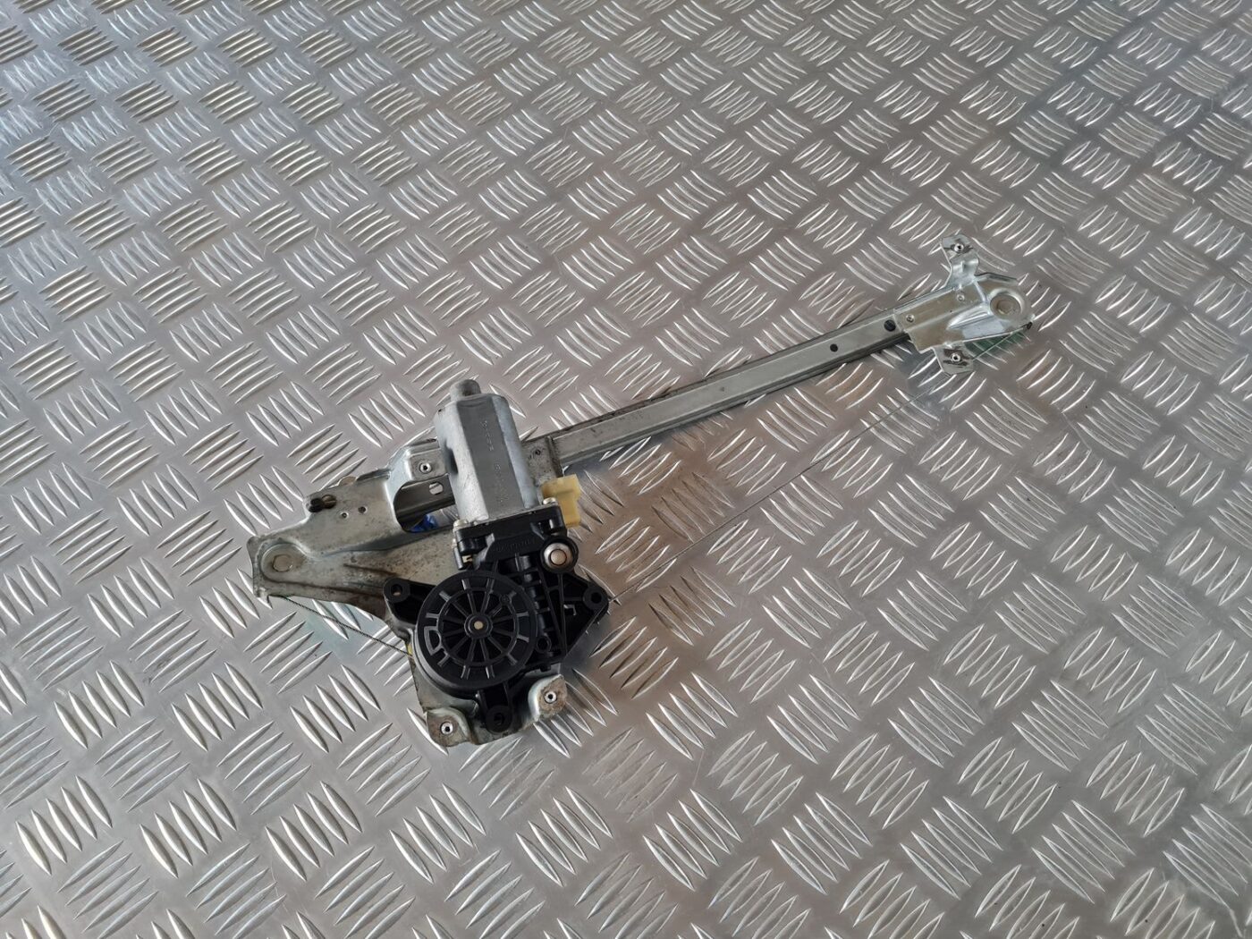 Stikla pacelšanas mehānisms aizmugurējais labais priekš SAAB 9-5 1999 3 Stikla pacelšanas mehānisms aizmugurējais labais priekš SAAB 9-5 1999