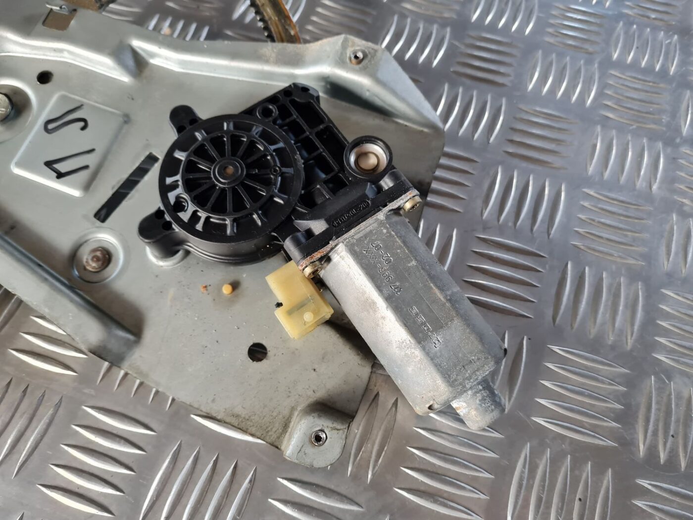 Stikla pacelšanas mehānisms priekšējais kreisais priekš SAAB 9-5 1999 2 Stikla pacelšanas mehānisms priekšējais kreisais priekš SAAB 9-5 1999