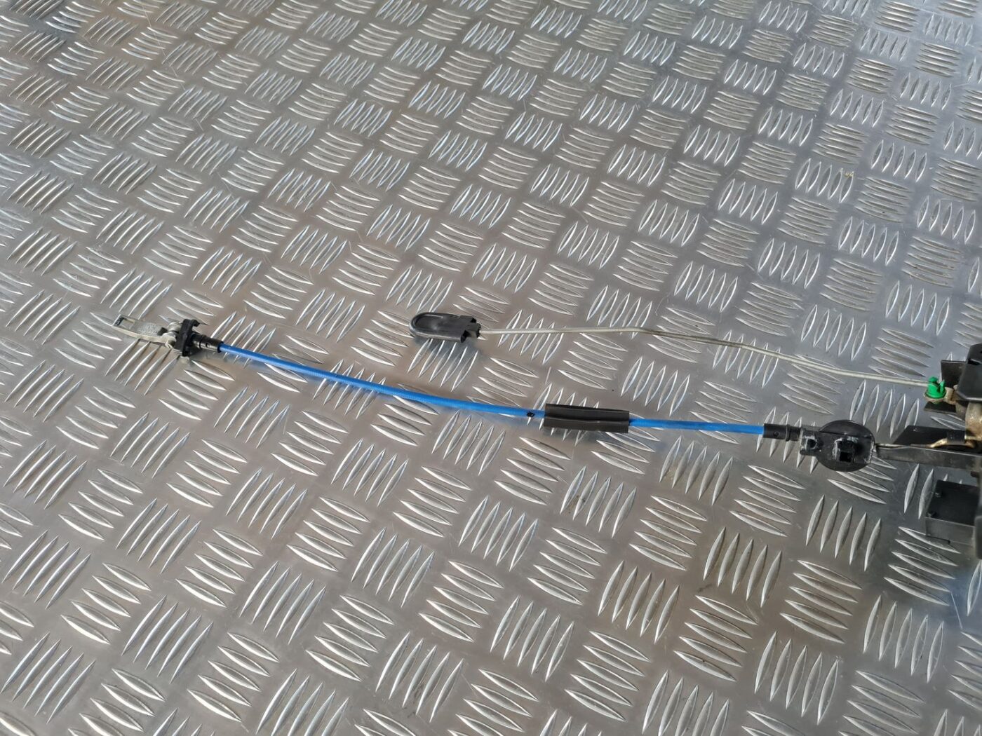 Priekšējo kreiso durvju slēdzene priekš SAAB 9-5 1999 5 Priekšējo kreiso durvju slēdzene priekš SAAB 9-5 1999