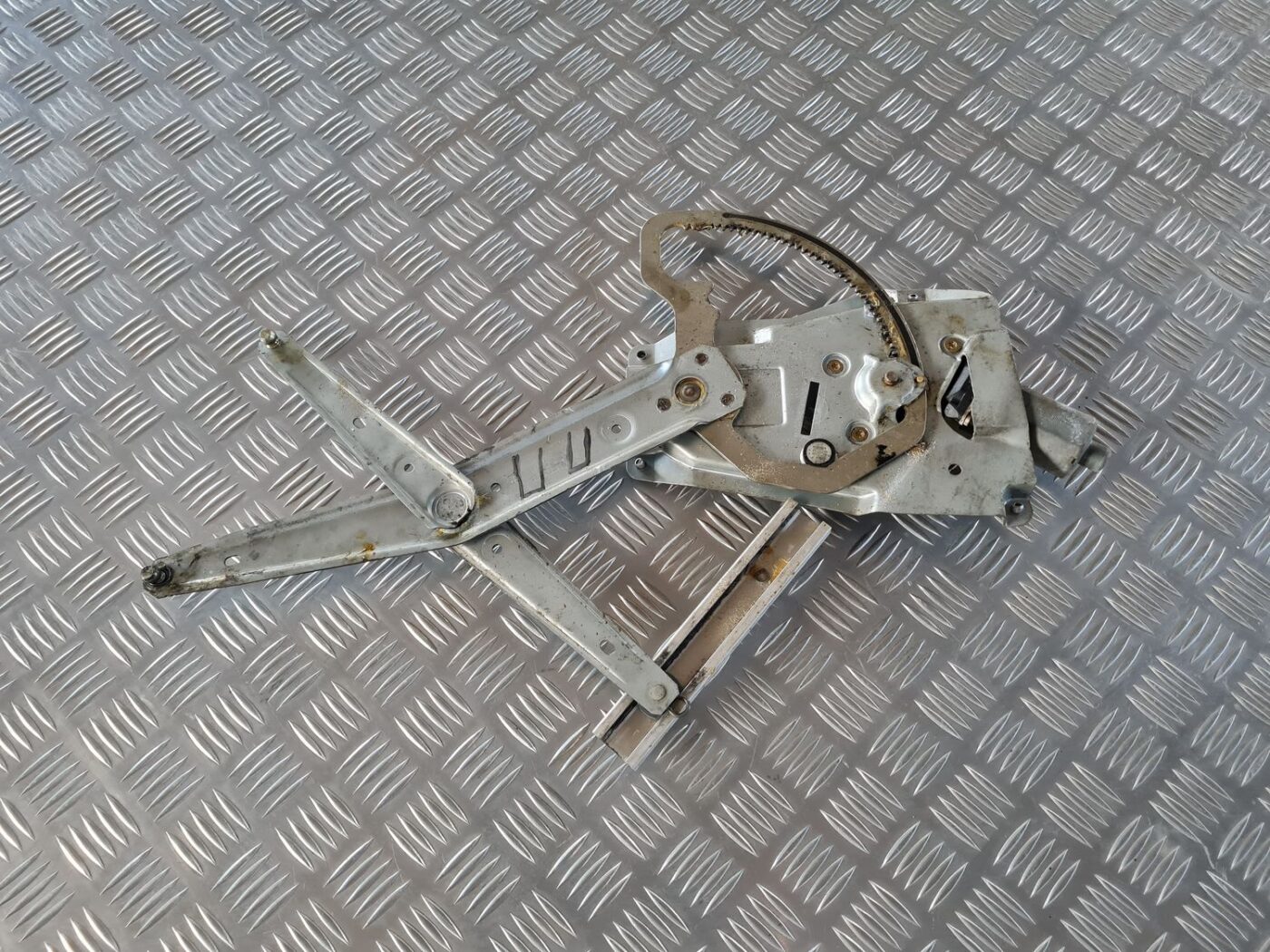 Stikla pacelšanas mehānisms priekšējais labais priekš SAAB 9-5 1999 3 Stikla pacelšanas mehānisms priekšējais labais priekš SAAB 9-5 1999