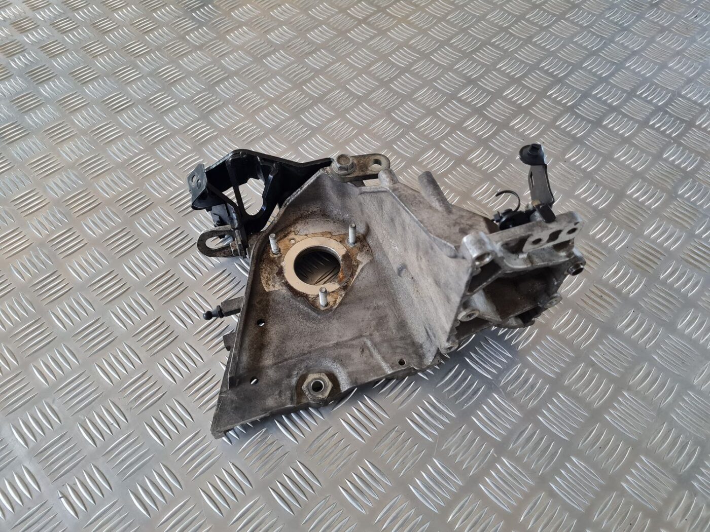 Degvielas sūkņa kronšteins priekš OPEL INSIGNIA SPORTS TOURER 2010 4 Degvielas sūkņa kronšteins priekš OPEL INSIGNIA SPORTS TOURER 2010