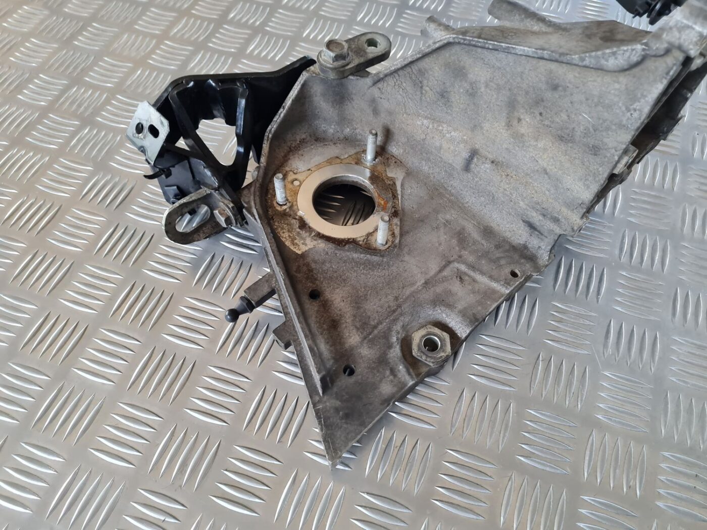 Degvielas sūkņa kronšteins priekš OPEL INSIGNIA SPORTS TOURER 2010 3 Degvielas sūkņa kronšteins priekš OPEL INSIGNIA SPORTS TOURER 2010