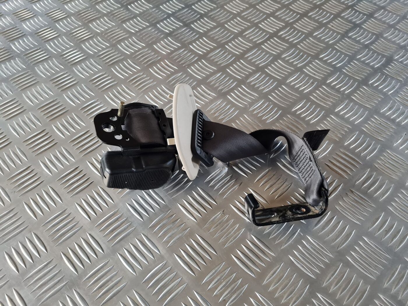 Aizmugurējā kreisa drošības josta priekš SAAB 9-5 1999 4 Aizmugurējā kreisa drošības josta priekš SAAB 9-5 1999