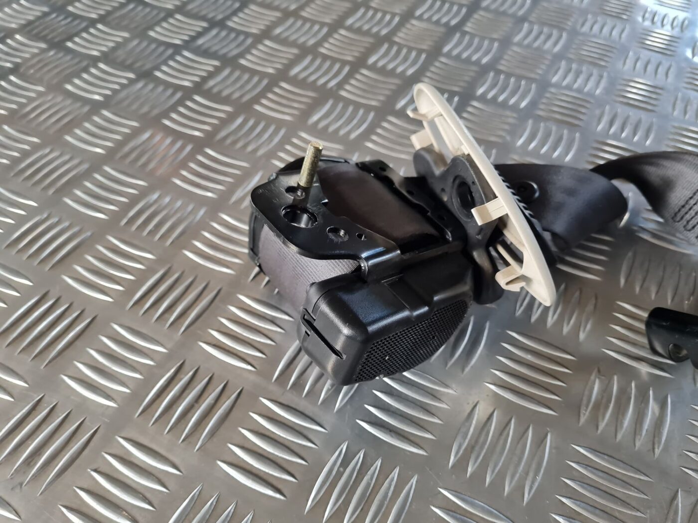 Aizmugurējā kreisa drošības josta priekš SAAB 9-5 1999 3 Aizmugurējā kreisa drošības josta priekš SAAB 9-5 1999