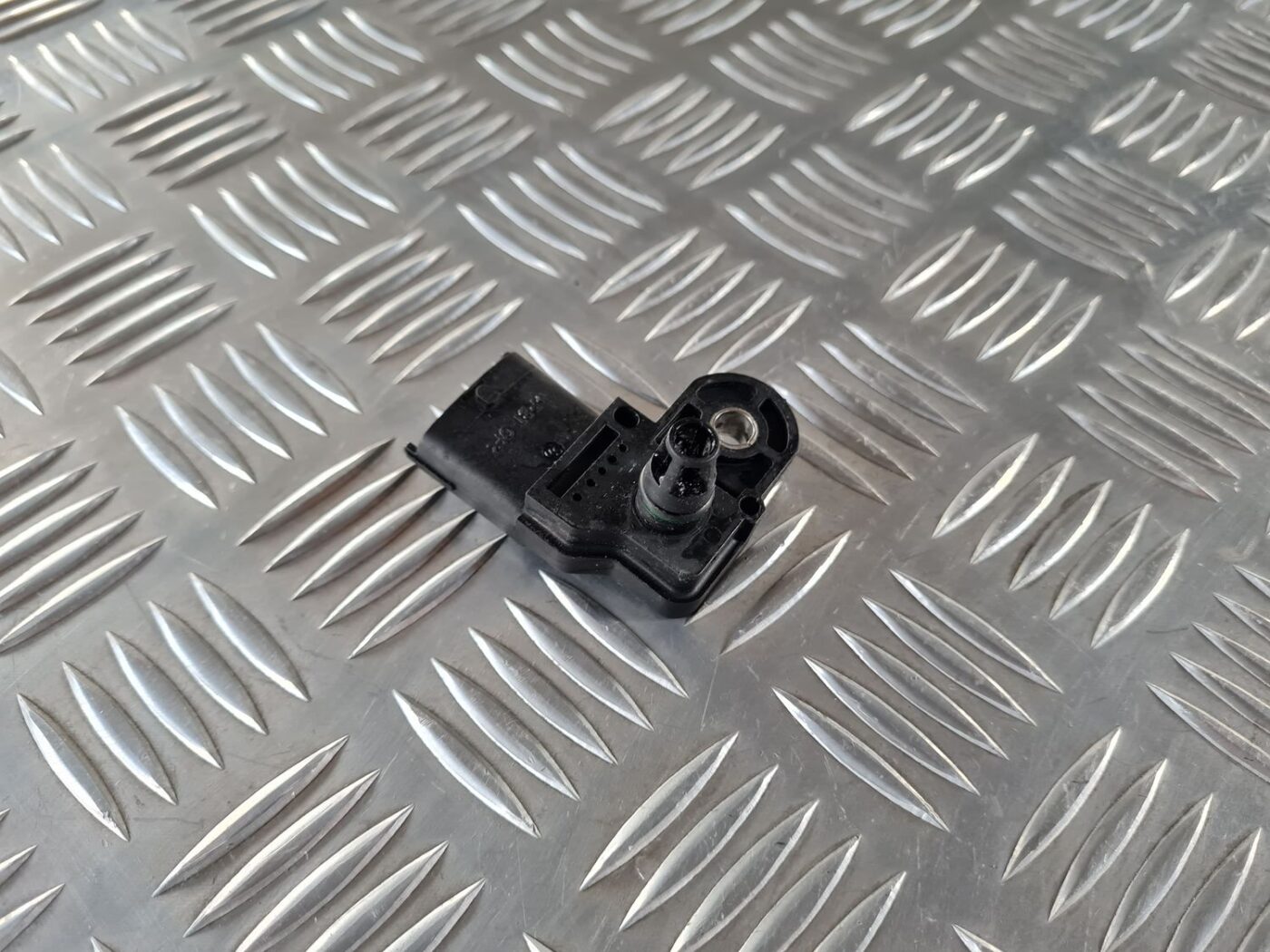 Gaisa spiediena devējs priekš SAAB 9-5 1999 3 Gaisa spiediena devējs priekš SAAB 9-5 1999