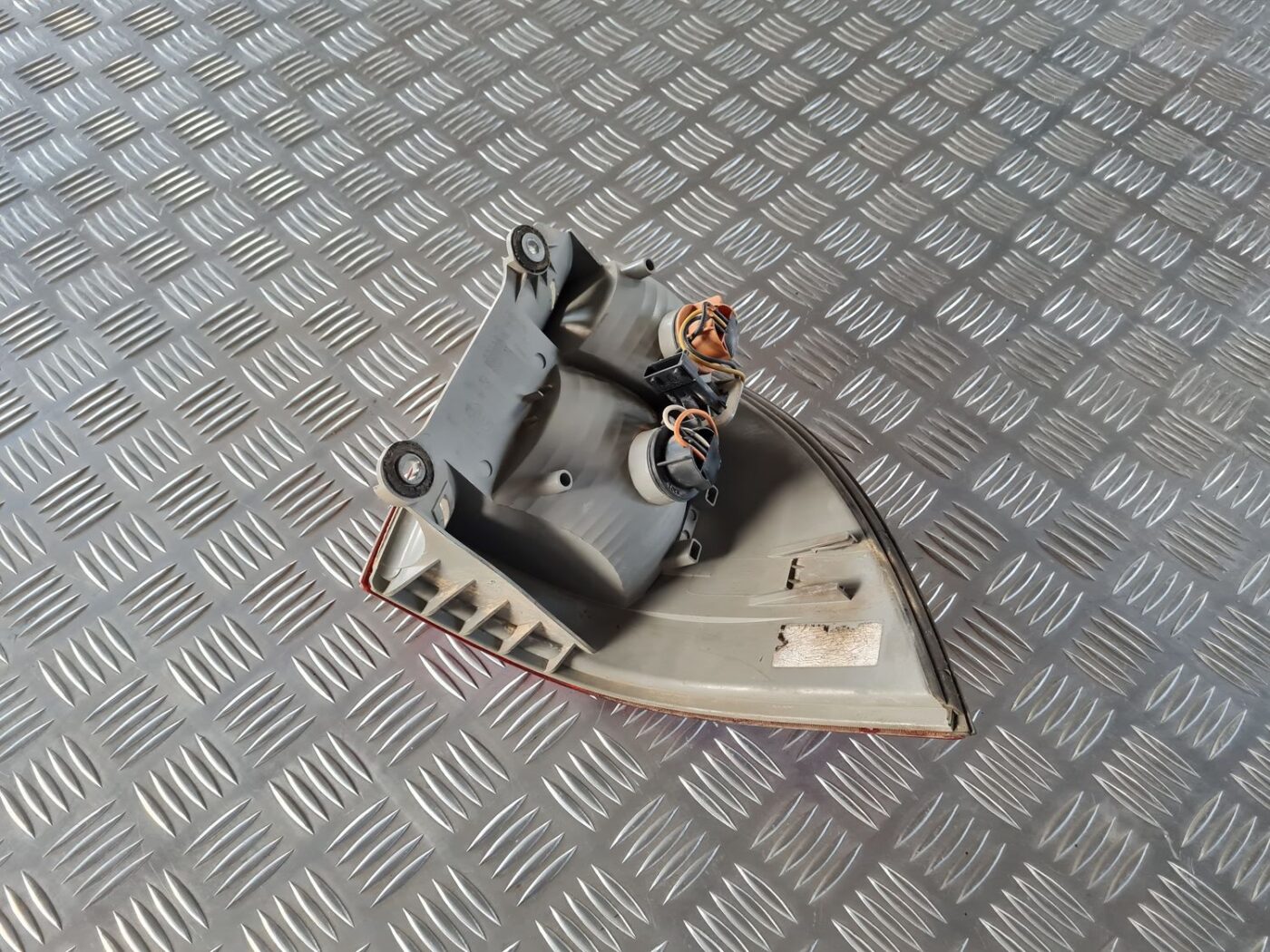 Aizmugurējais kreisais lukturis priekš SAAB 9-5 1999 5 Aizmugurējais kreisais lukturis priekš SAAB 9-5 1999