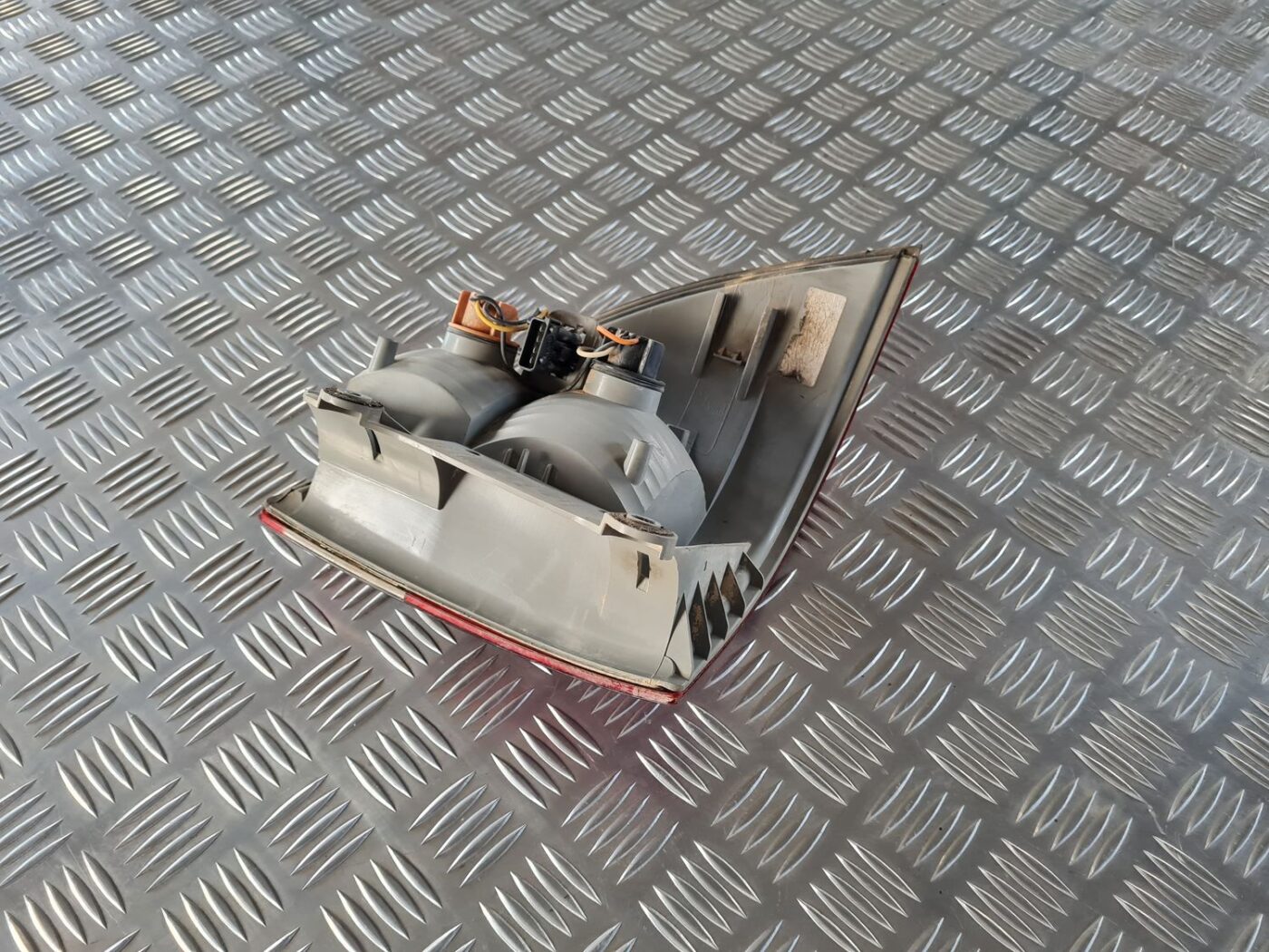 Aizmugurējais kreisais lukturis priekš SAAB 9-5 1999 3 Aizmugurējais kreisais lukturis priekš SAAB 9-5 1999