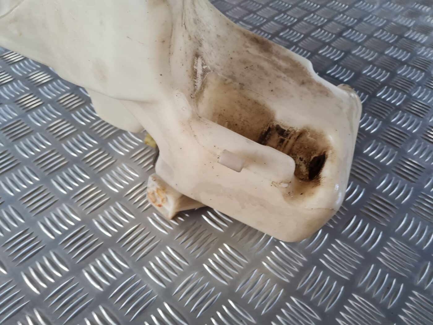 Mazgātāja šķidruma tvertne priekš SAAB 9-5 1999 4 Mazgātāja šķidruma tvertne priekš SAAB 9-5 1999