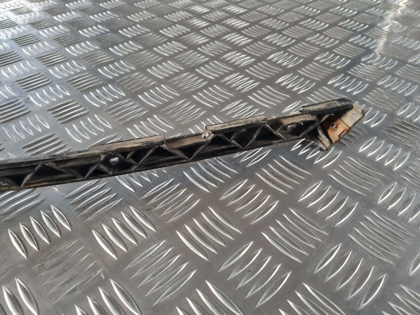 Priekšējā spārna un bufera stiprinājums priekš SAAB 9-5 1999 5 Priekšējā spārna un bufera stiprinājums priekš SAAB 9-5 1999