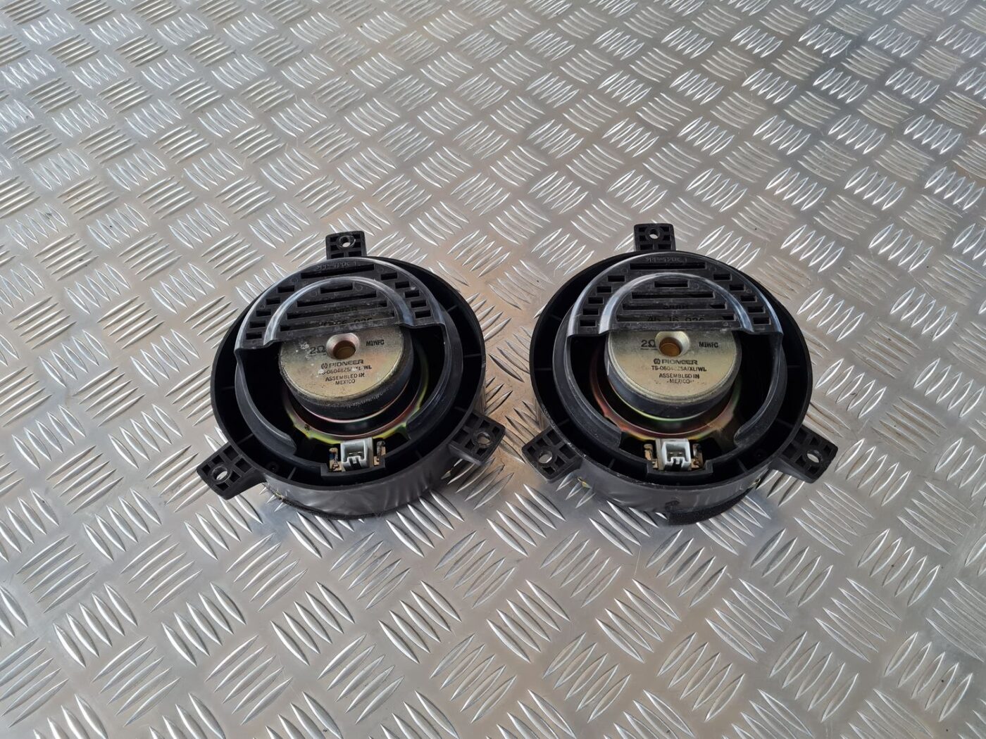 Durvju skaļrunis, apakšā priekš SAAB 9-5 1999 2 Durvju skaļrunis, apakšā priekš SAAB 9-5 1999