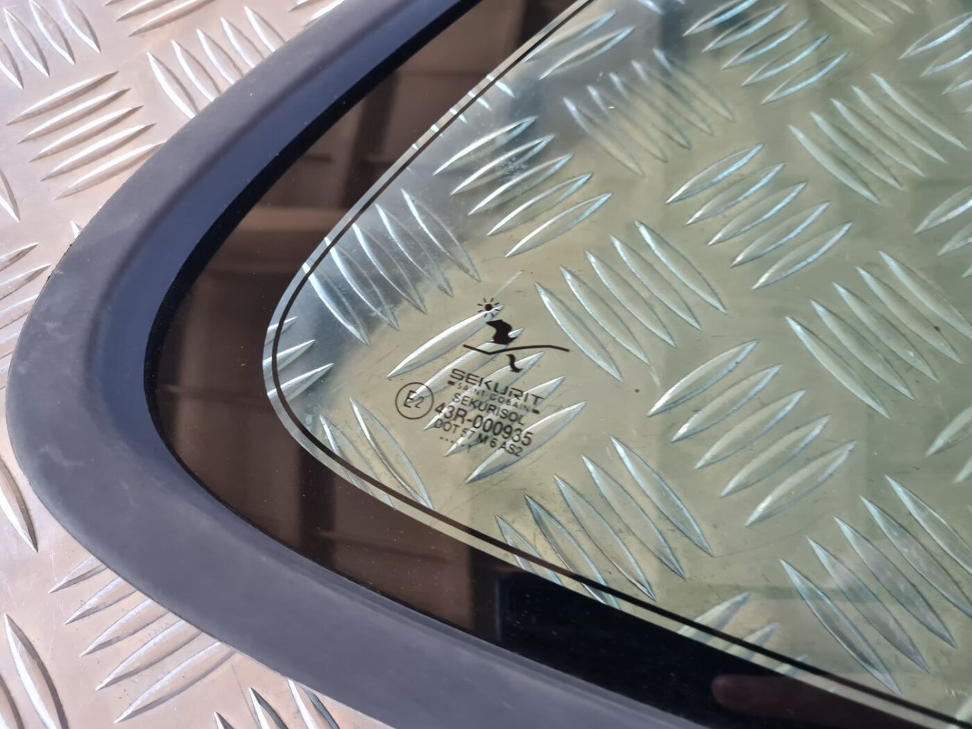 Labo durvju stūra stikls priekš SAAB 9-5 1999 2 Labo durvju stūra stikls priekš SAAB 9-5 1999