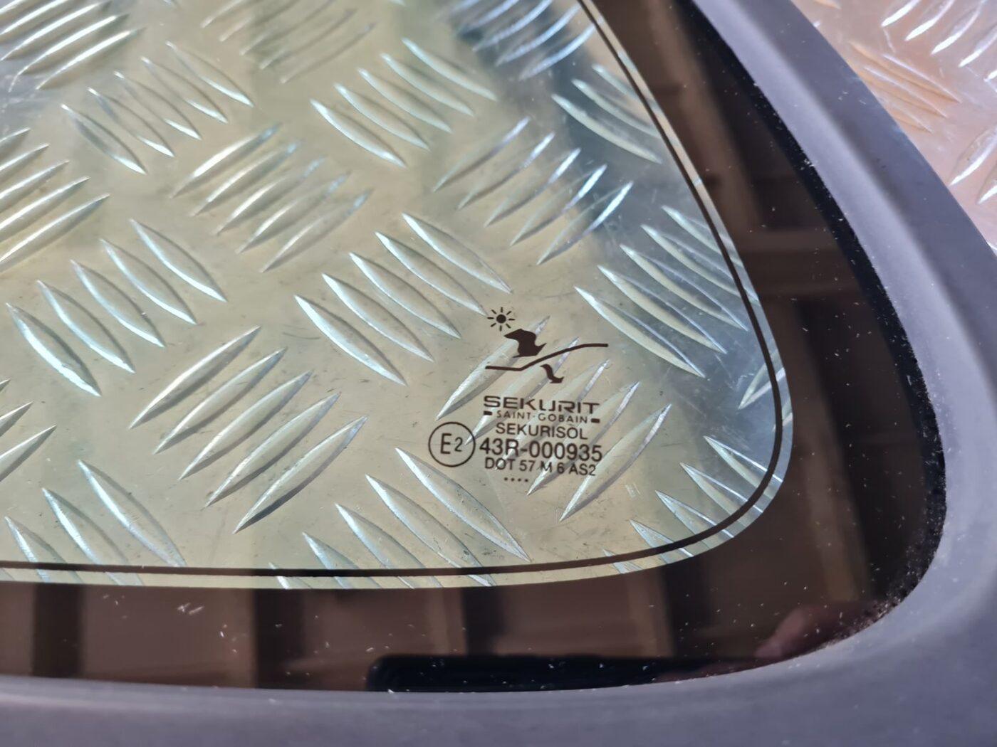 Kreiso durvju stūra stikls priekš SAAB 9-5 1999 2 Kreiso durvju stūra stikls priekš SAAB 9-5 1999