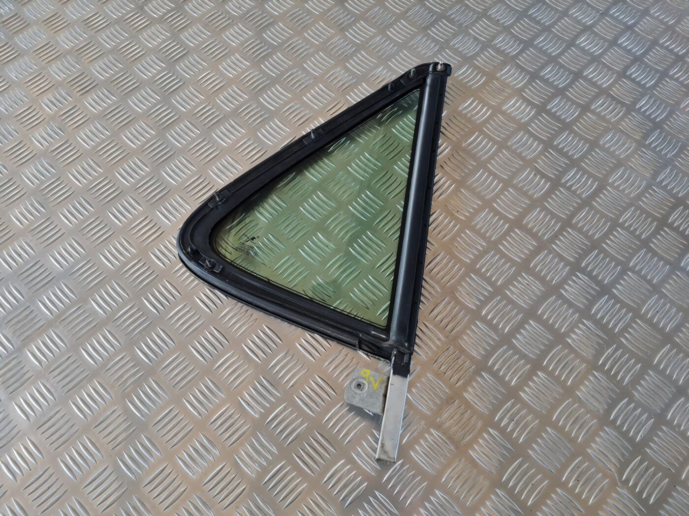 Kreiso durvju stūra stikls priekš SAAB 9-5 1999 4 Kreiso durvju stūra stikls priekš SAAB 9-5 1999