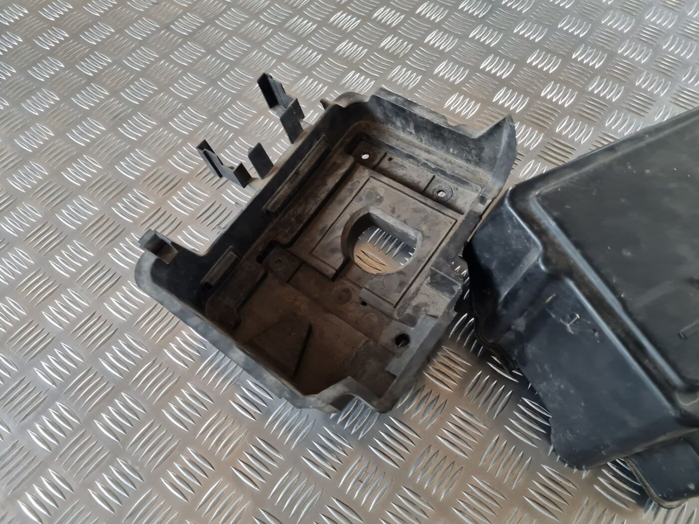 Akumulatora stiprināšanas korpuss priekš SAAB 9-5 1999 2 Akumulatora stiprināšanas korpuss priekš SAAB 9-5 1999