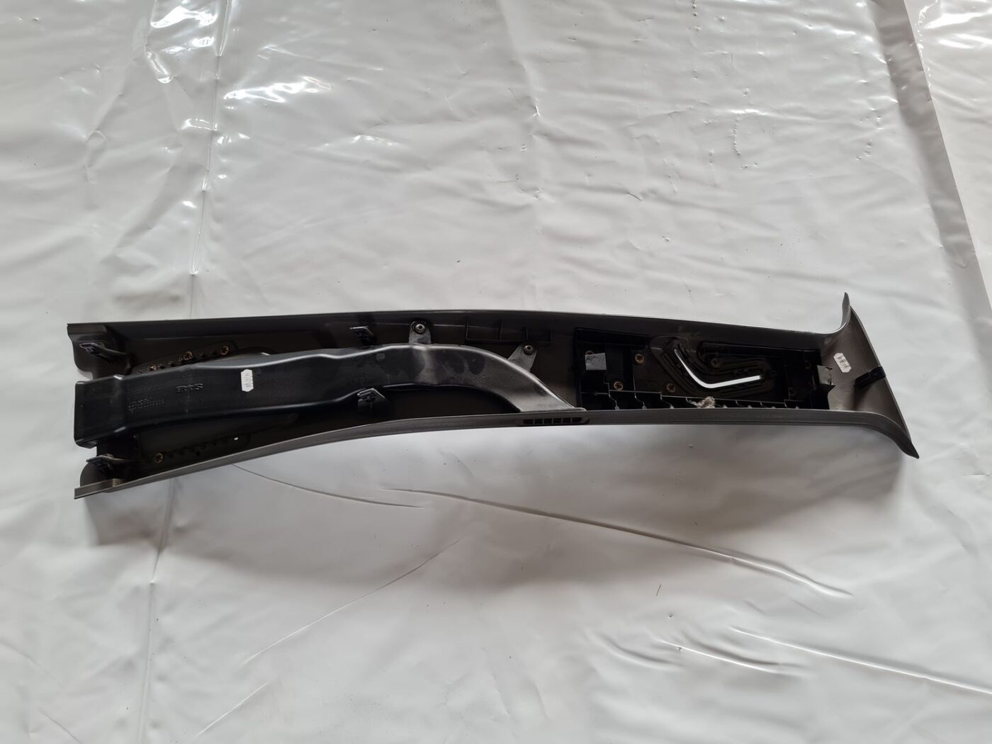 Vidējas salona statnes apdare priekš SAAB 9-5 1999 4 Vidējas salona statnes apdare priekš SAAB 9-5 1999