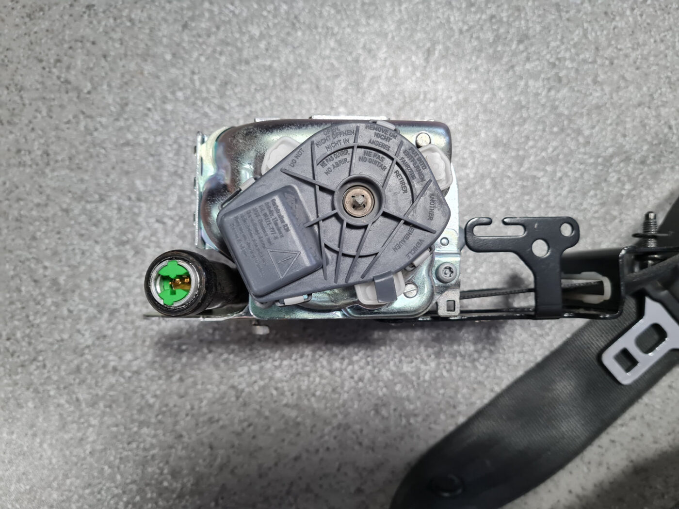 Priekšējā kreisā drošības josta priekš VOLVO V60 2012 7 Priekšējā kreisā drošības josta priekš VOLVO V60 2012