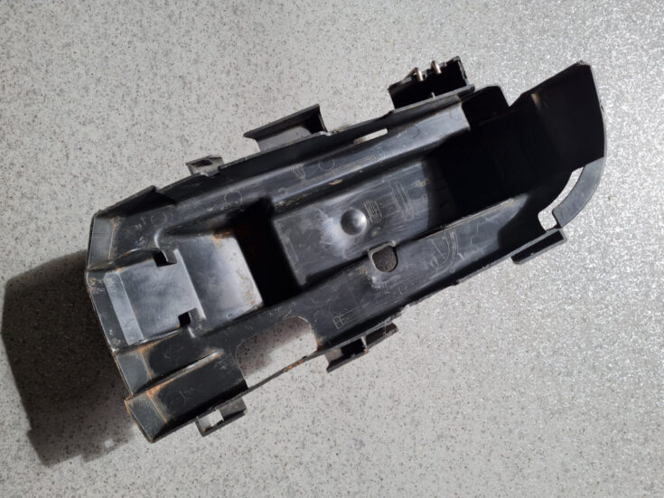 Bagāžnieka nodalījuma plastmasa priekš VW GOLF IV 1999