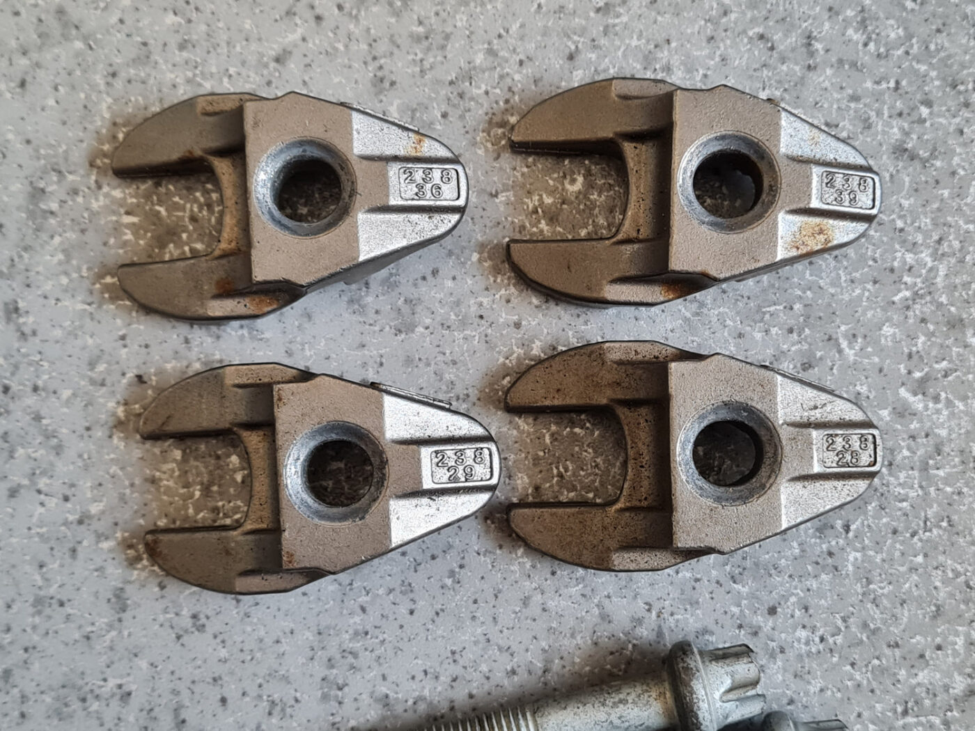 Degvielas smidzinātāja sprauslas turētājs priekš FORD FOCUS 2016 2 Degvielas smidzinātāja sprauslas turētājs priekš FORD FOCUS 2016