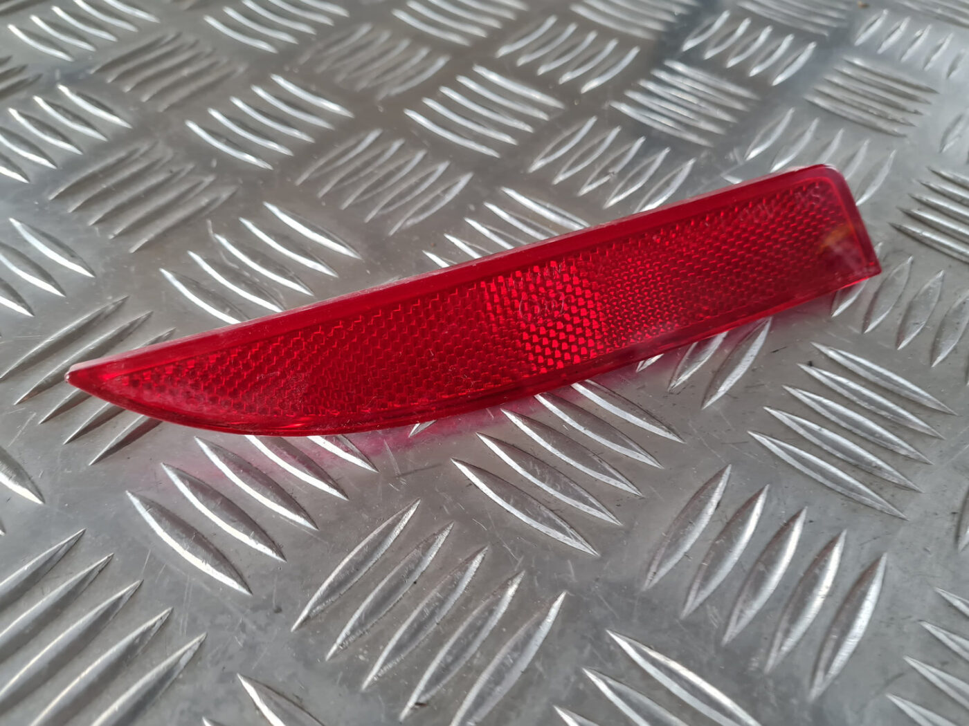 Aizmugurējais atstarotājs priekš SAAB 9-3 2009 2 Aizmugurējais atstarotājs priekš SAAB 9-3 2009