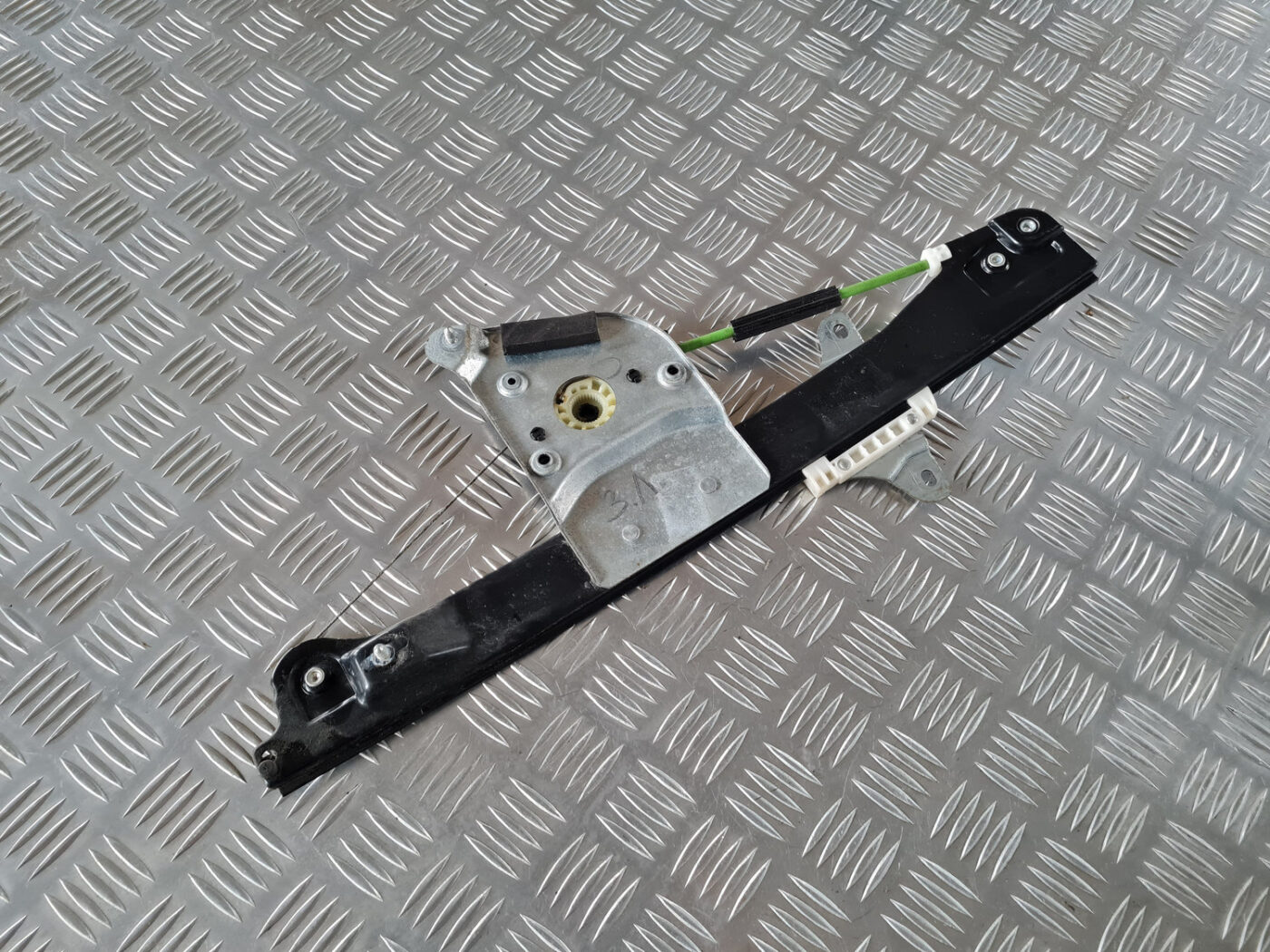 Stikla pacelšanas mehānisms aizmugurējais kreisais priekš SAAB 9-3 2009 2 Stikla pacelšanas mehānisms aizmugurējais kreisais priekš SAAB 9-3 2009