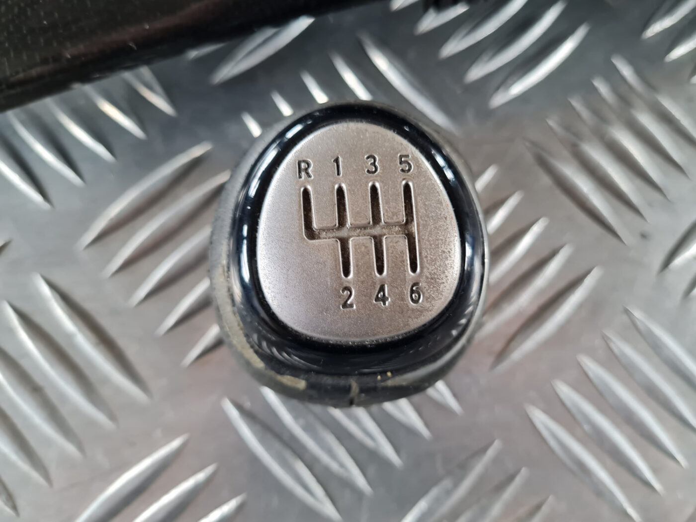 Dekoratīvs rāmis pārnesumu selektoram priekš SAAB 9-3 2009 2 Dekoratīvs rāmis pārnesumu selektoram priekš SAAB 9-3 2009