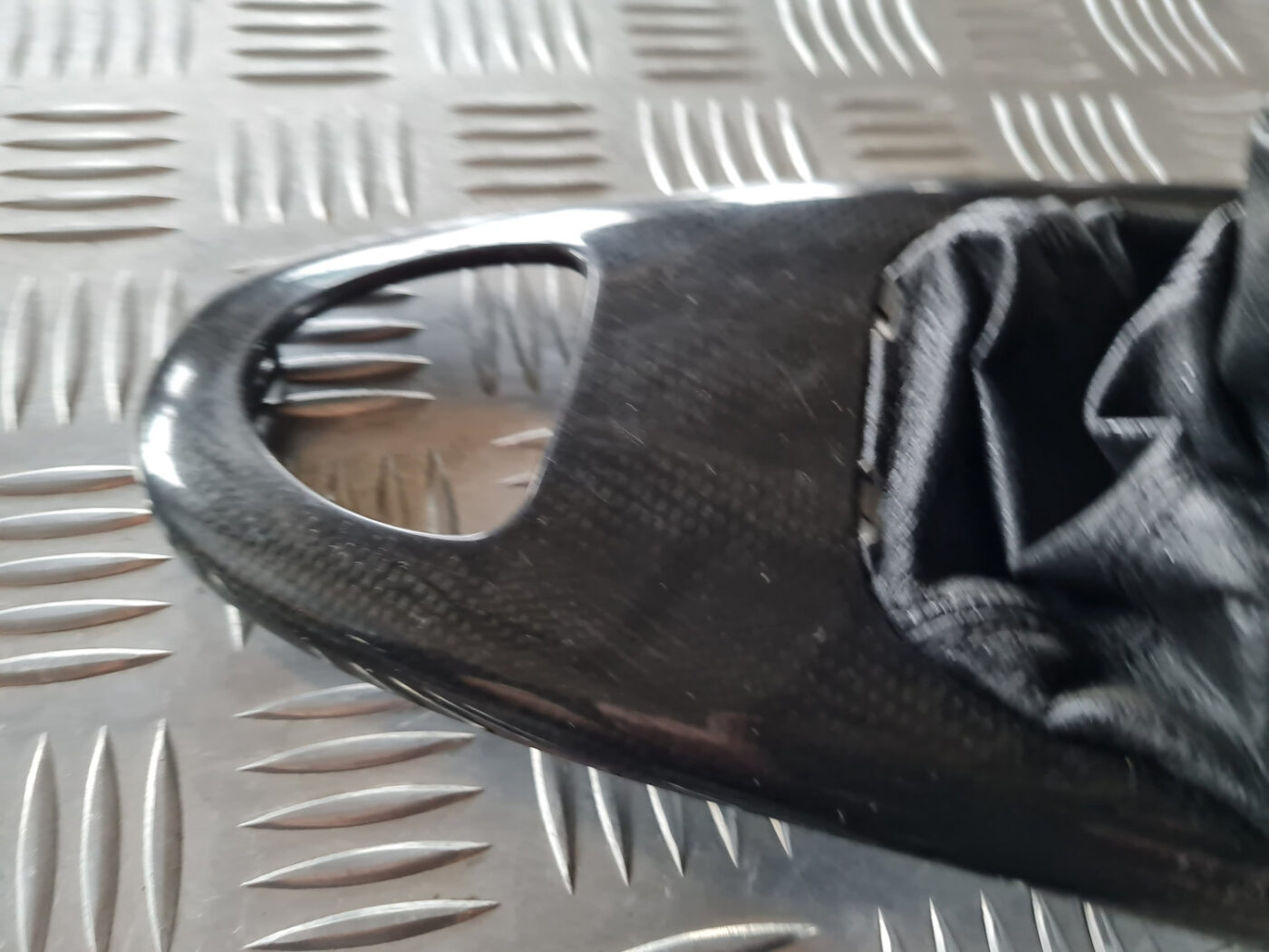 Dekoratīvs rāmis pārnesumu selektoram priekš SAAB 9-3 2009 9 Dekoratīvs rāmis pārnesumu selektoram priekš SAAB 9-3 2009