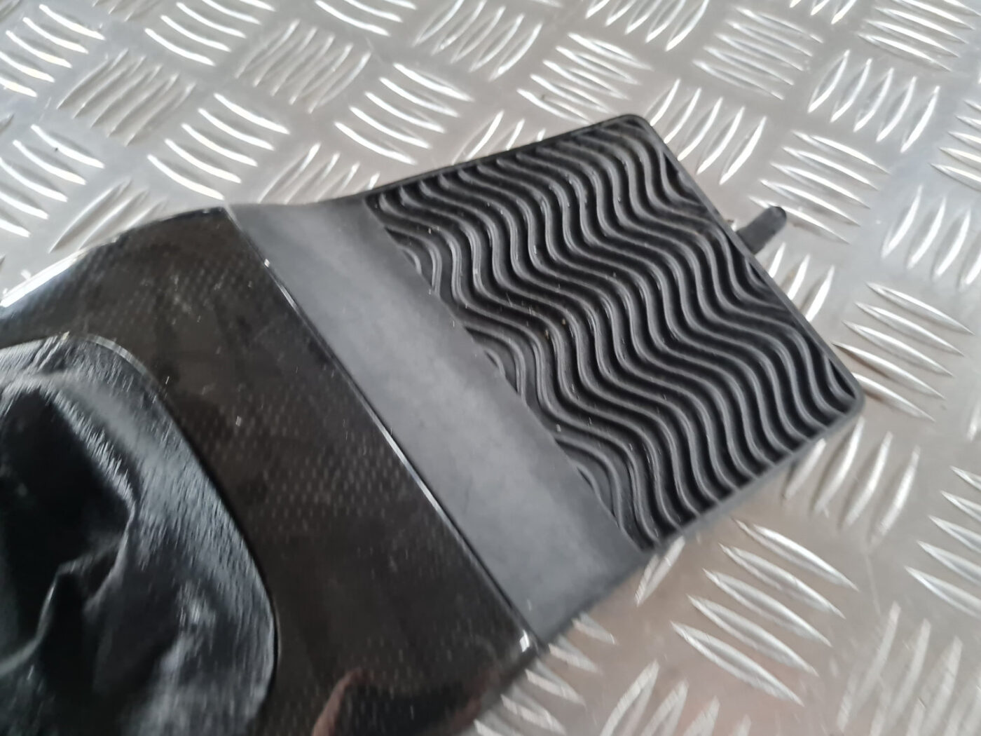 Dekoratīvs rāmis pārnesumu selektoram priekš SAAB 9-3 2009 7 Dekoratīvs rāmis pārnesumu selektoram priekš SAAB 9-3 2009