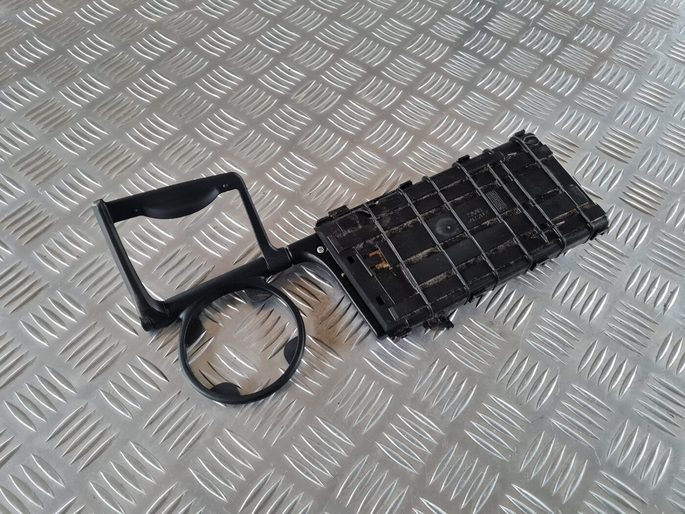 Krūzes turētājs priekš SAAB 9-3 2009 2 Krūzes turētājs priekš SAAB 9-3 2009